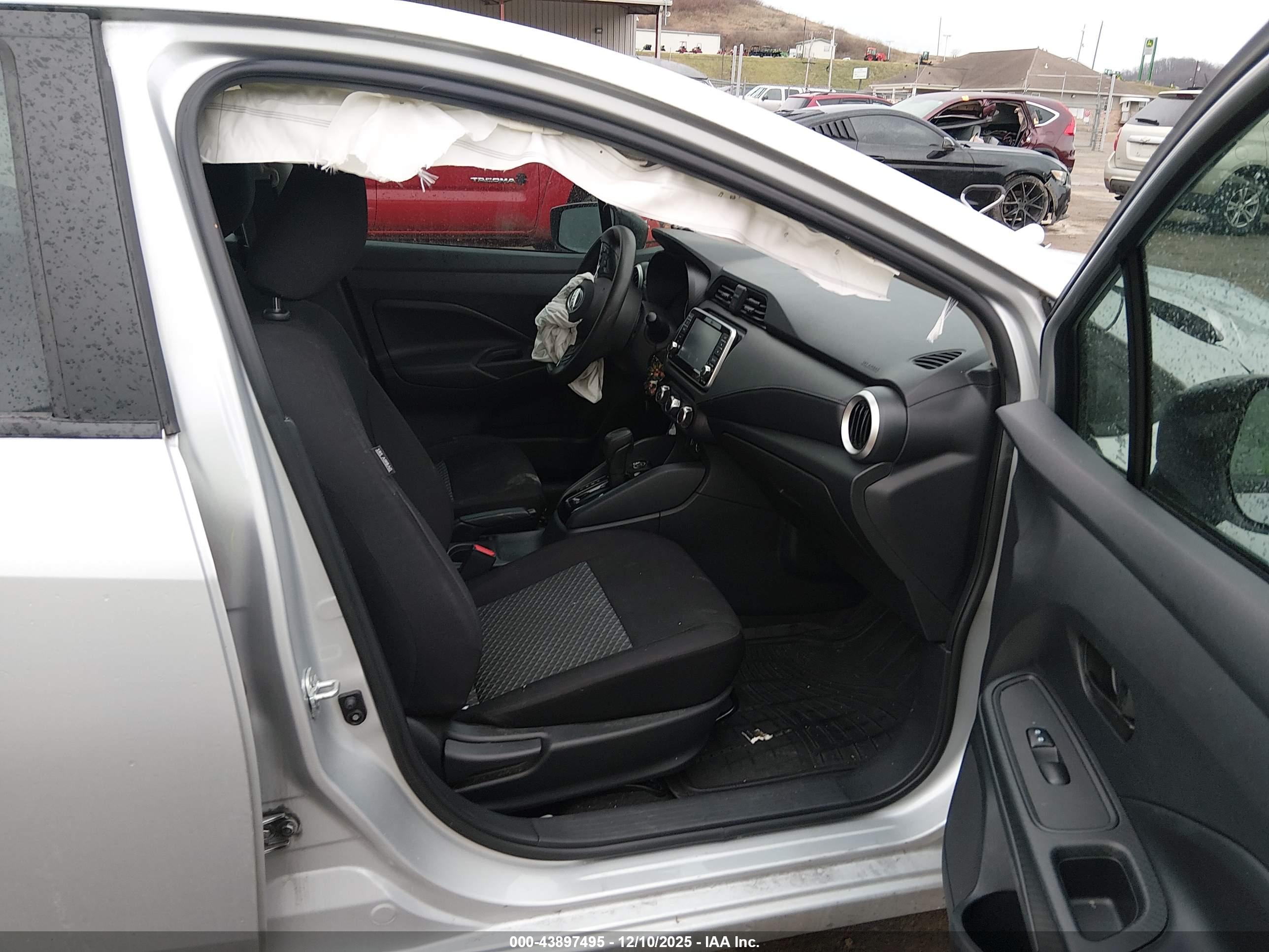 NISSAN VERSA image 5