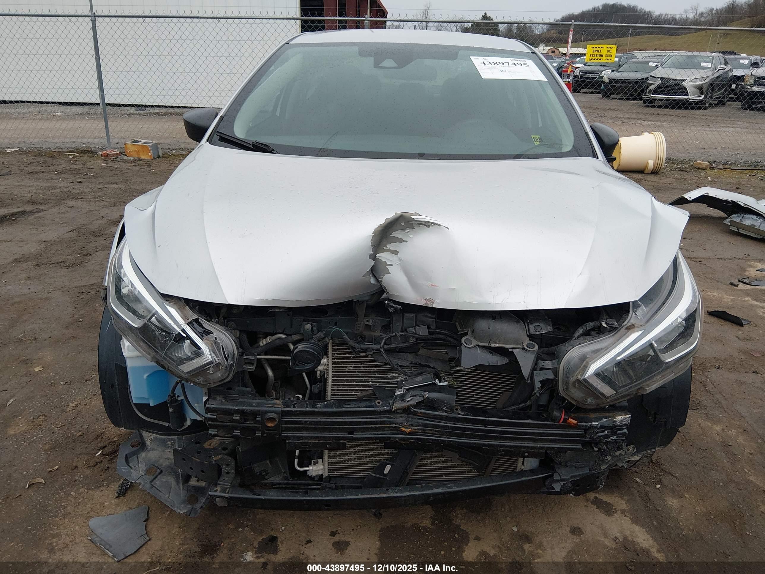 NISSAN VERSA image 6