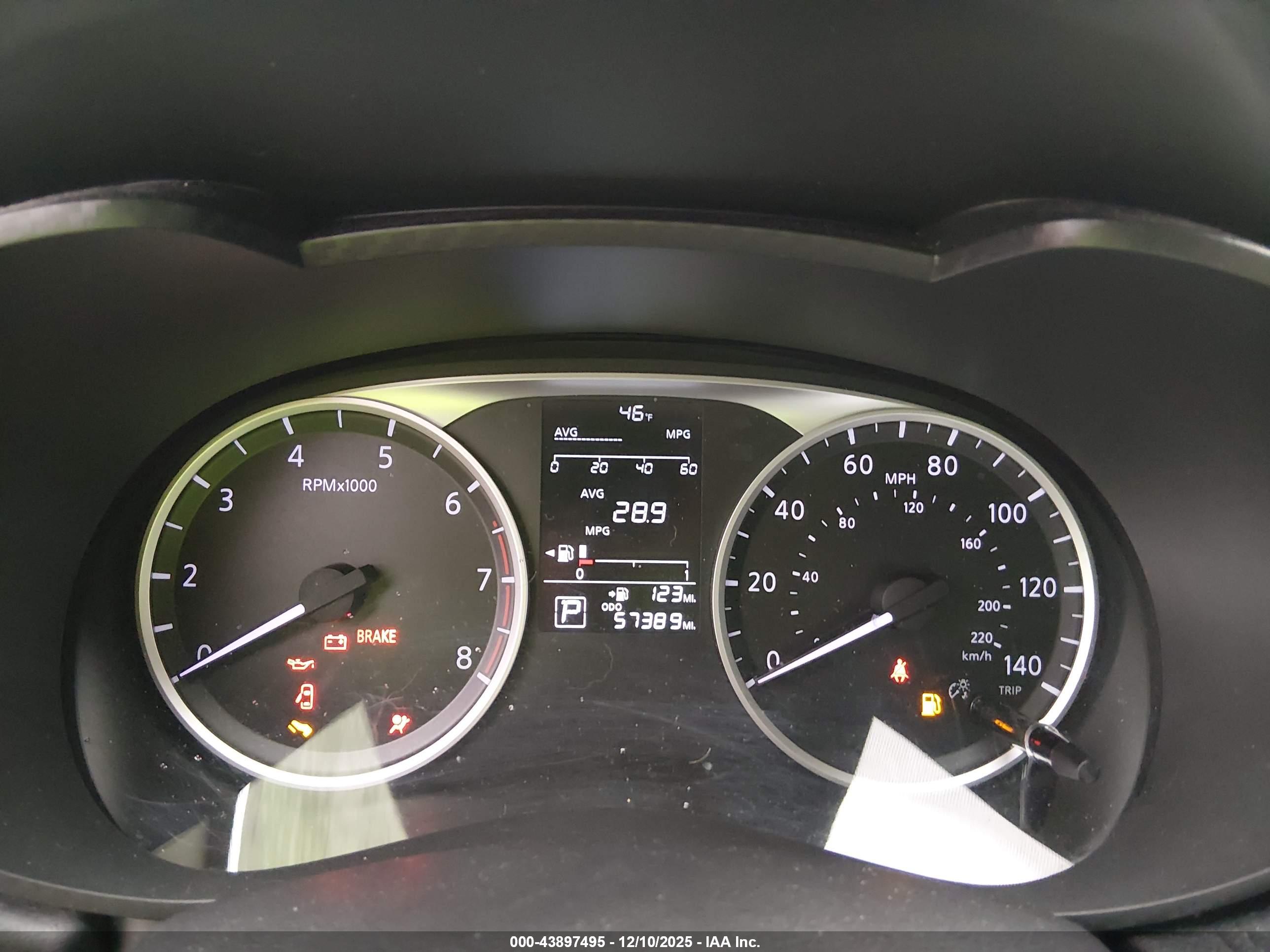 NISSAN VERSA image 7