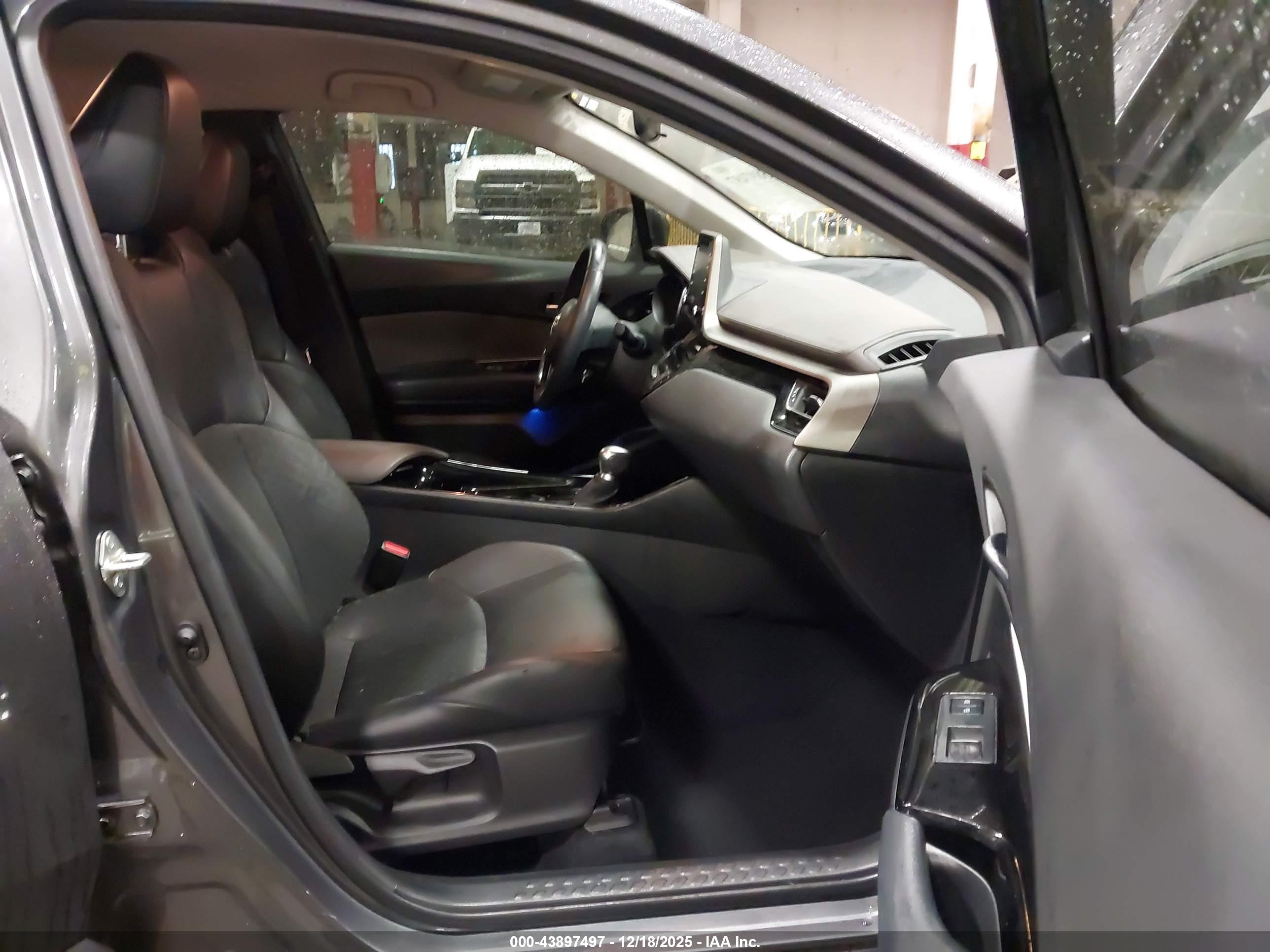 TOYOTA C-HR image 5