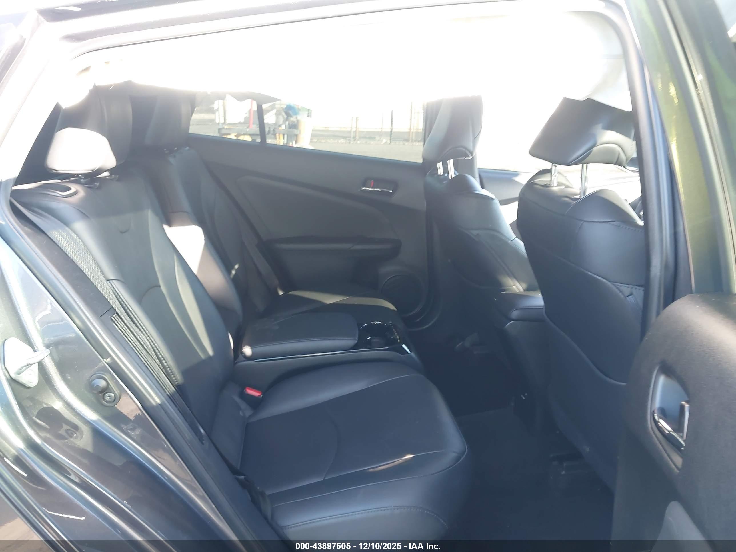 TOYOTA PRIUS image 8