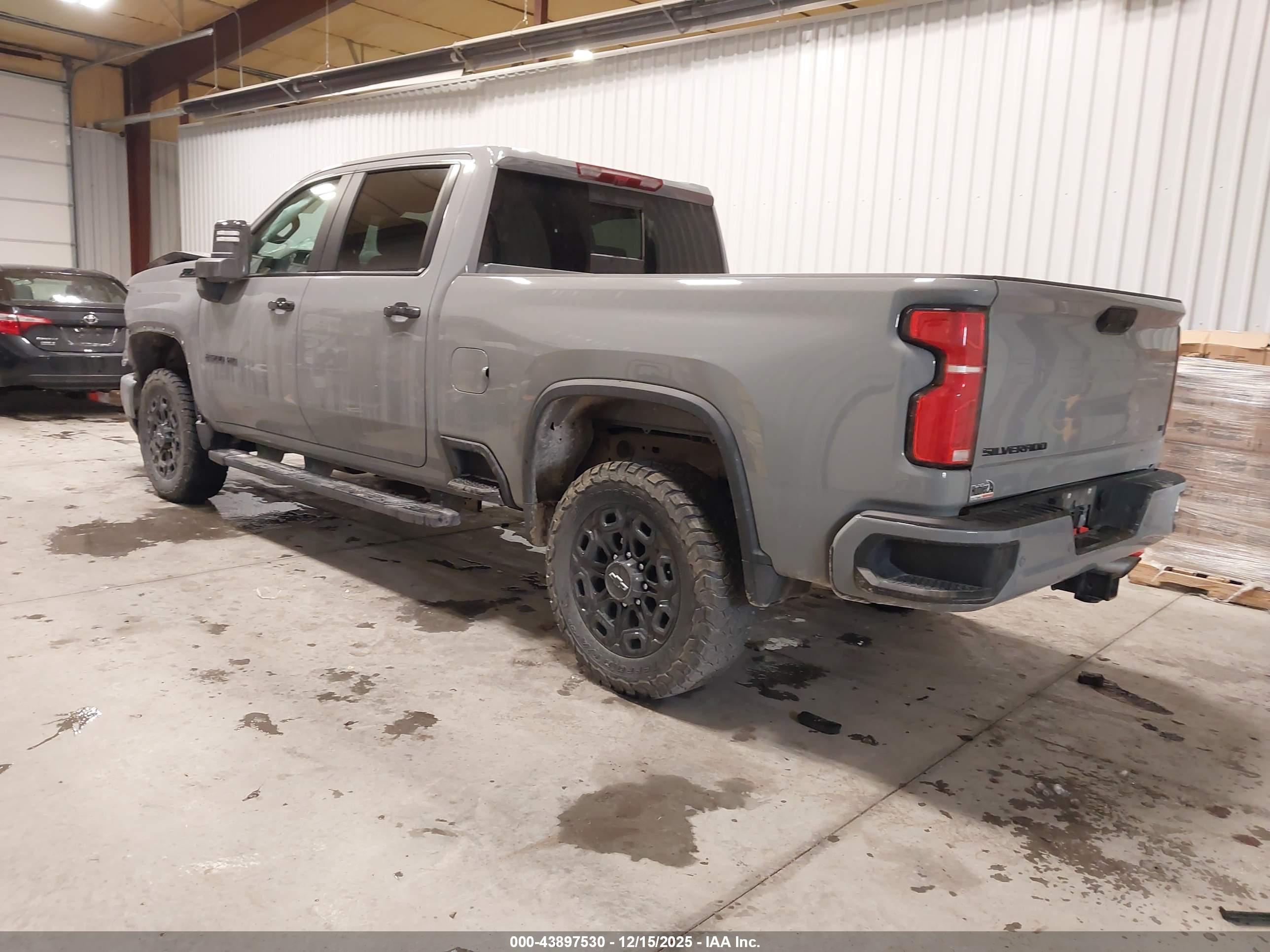 CHEVROLET SILVERADO image 3