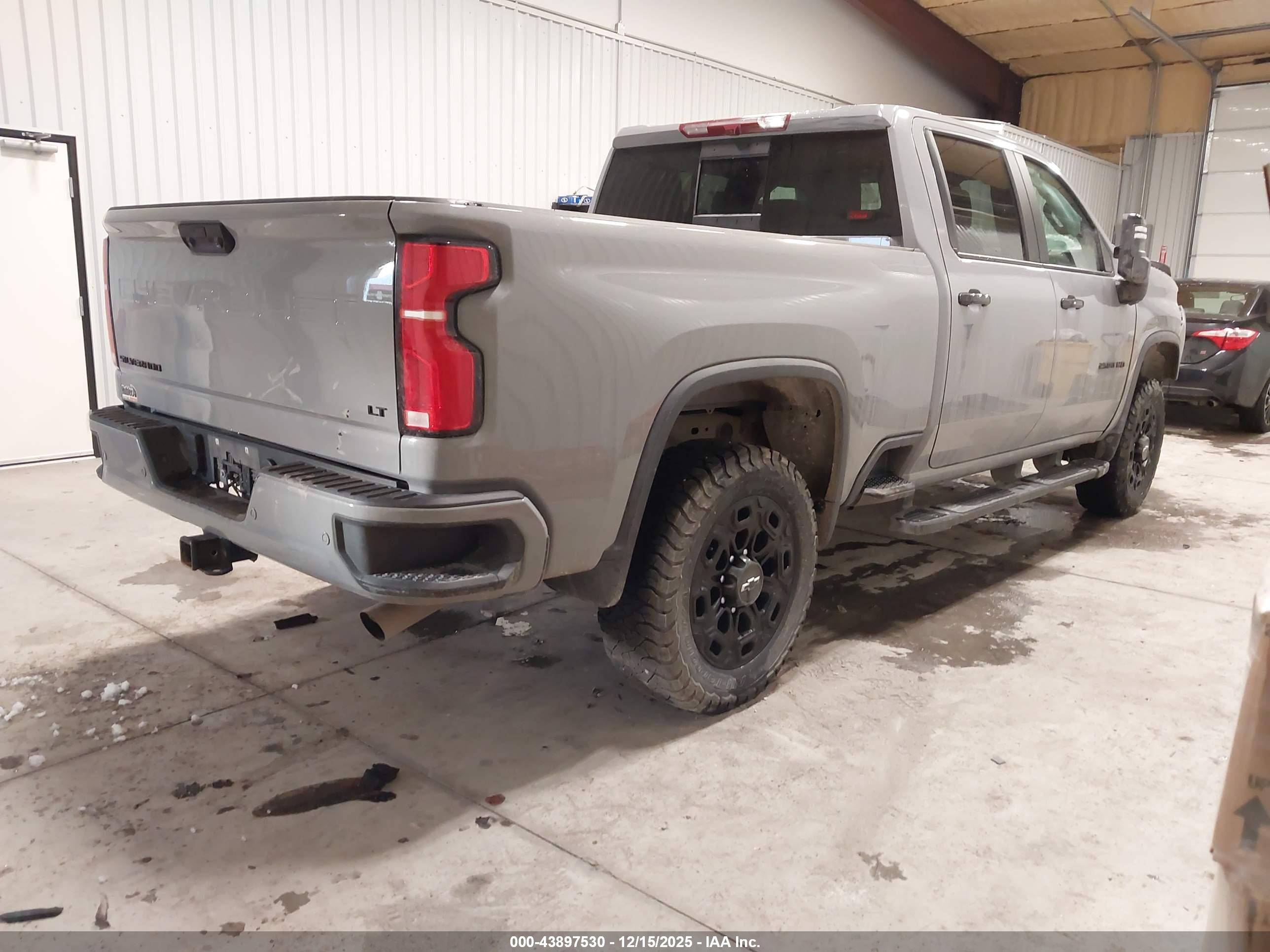 CHEVROLET SILVERADO image 4