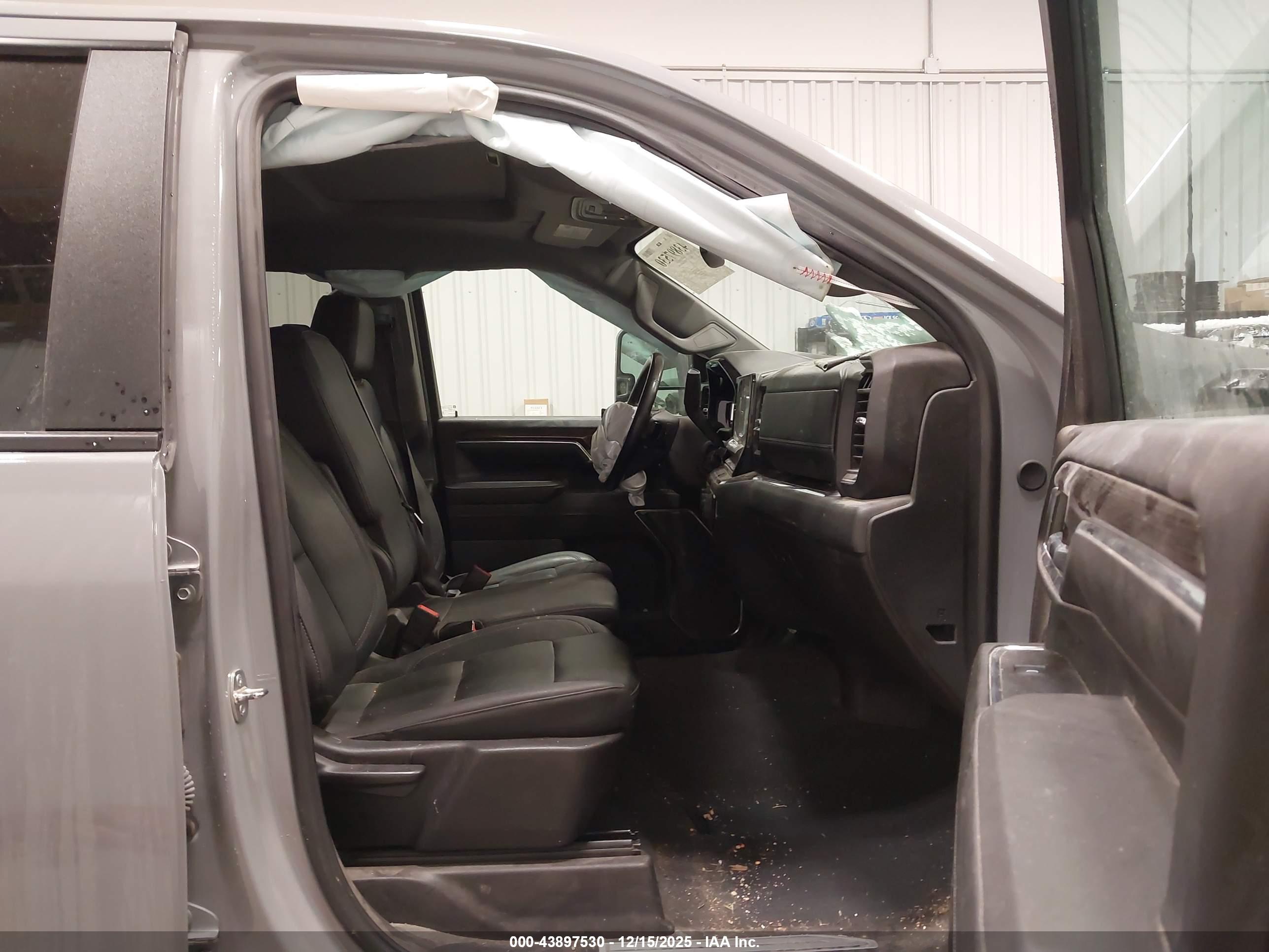 CHEVROLET SILVERADO image 5