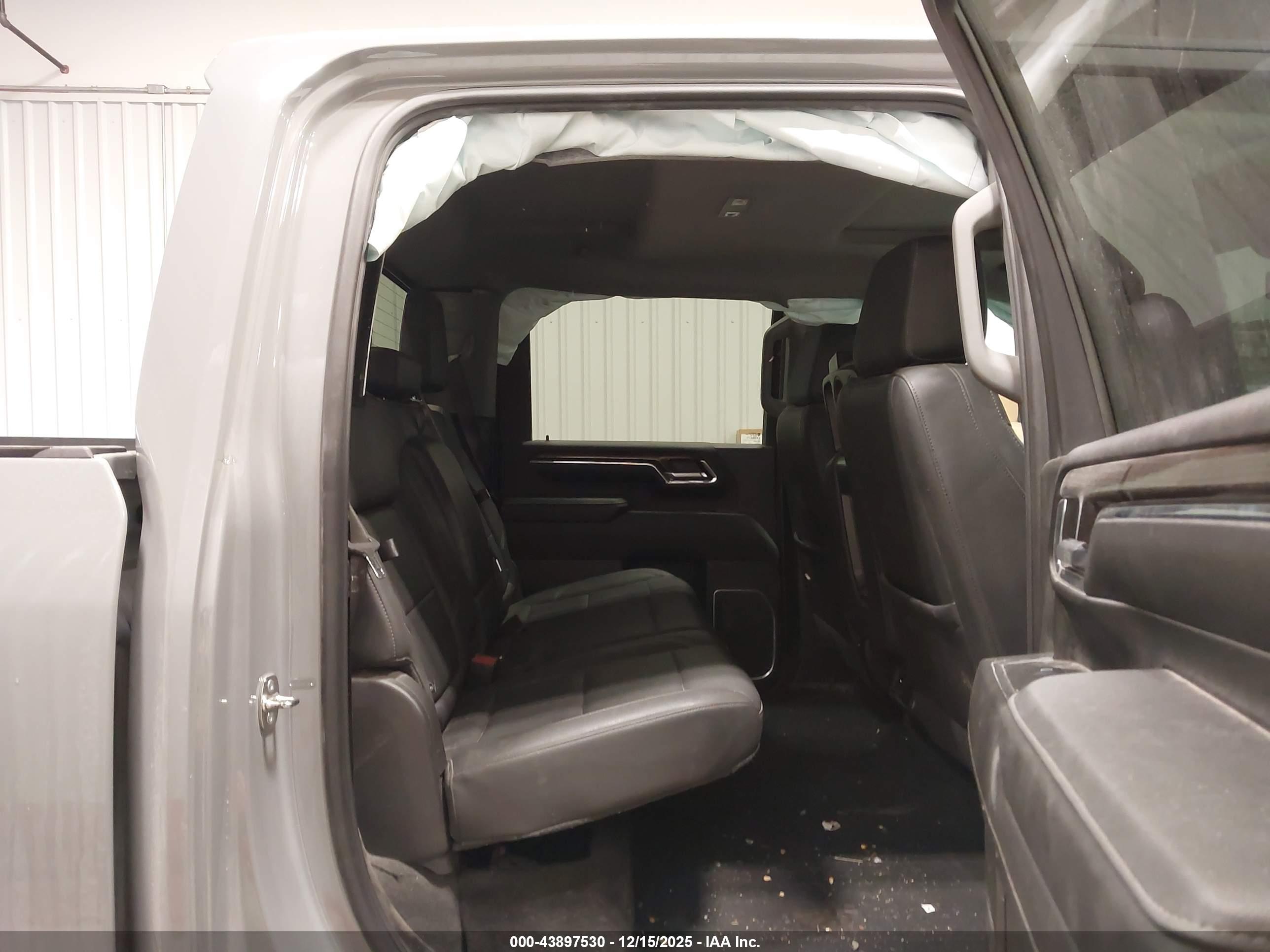 CHEVROLET SILVERADO image 8