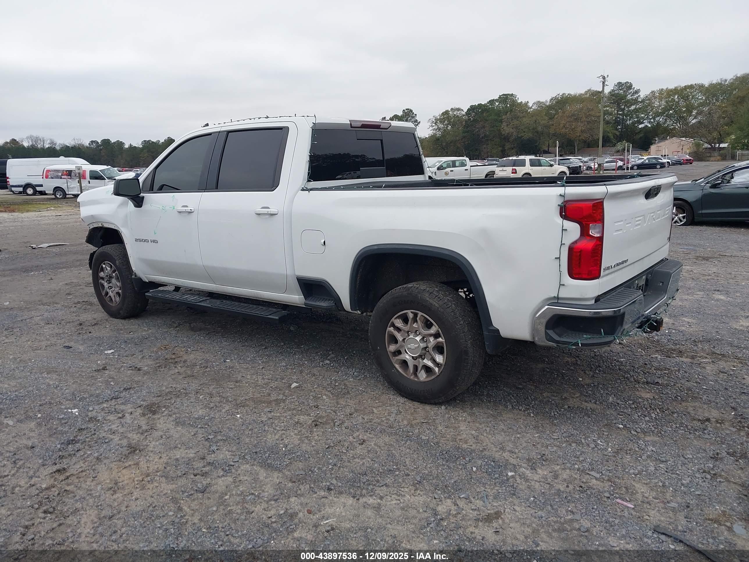 CHEVROLET SILVERADO image 3