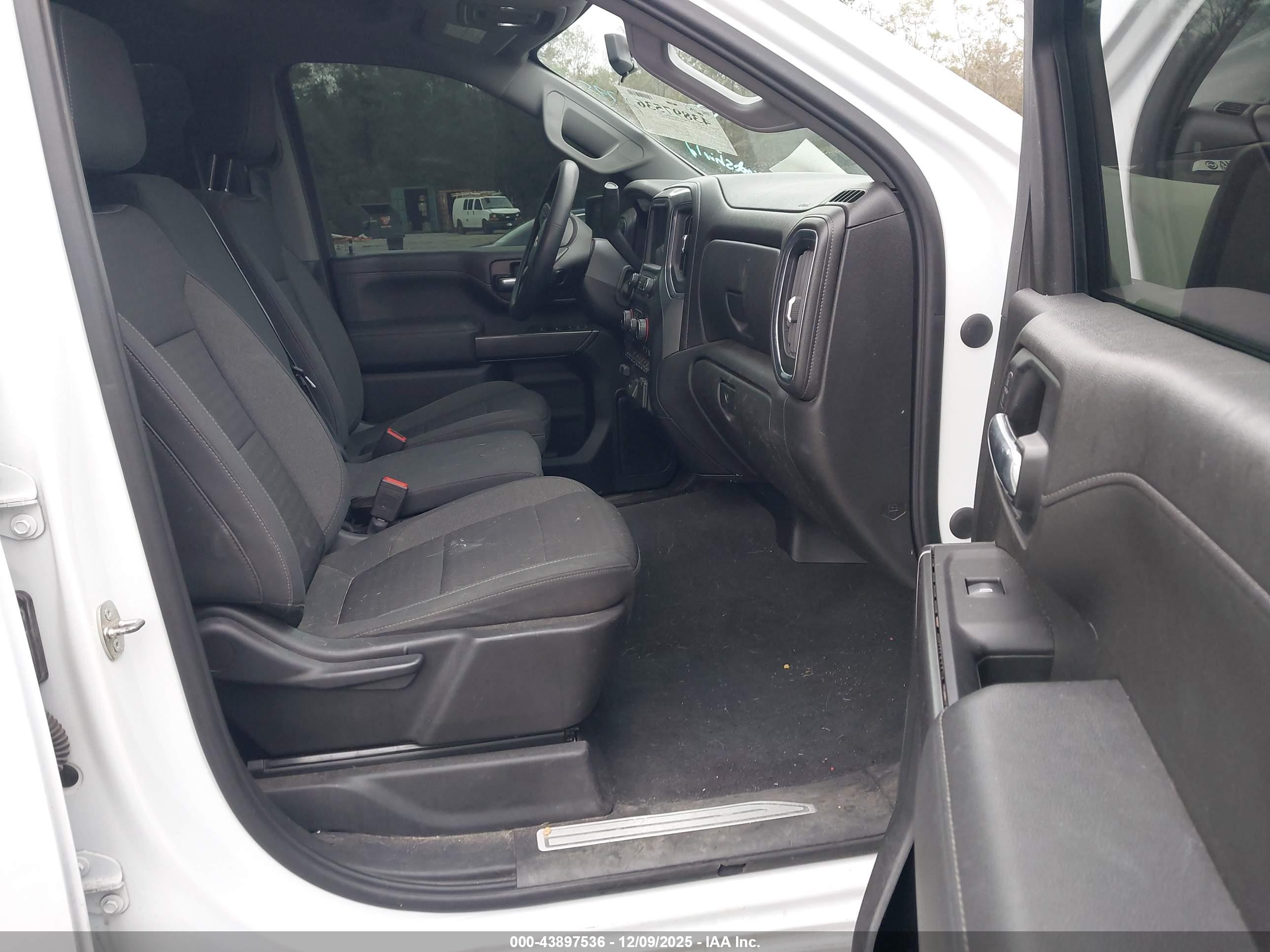 CHEVROLET SILVERADO image 5
