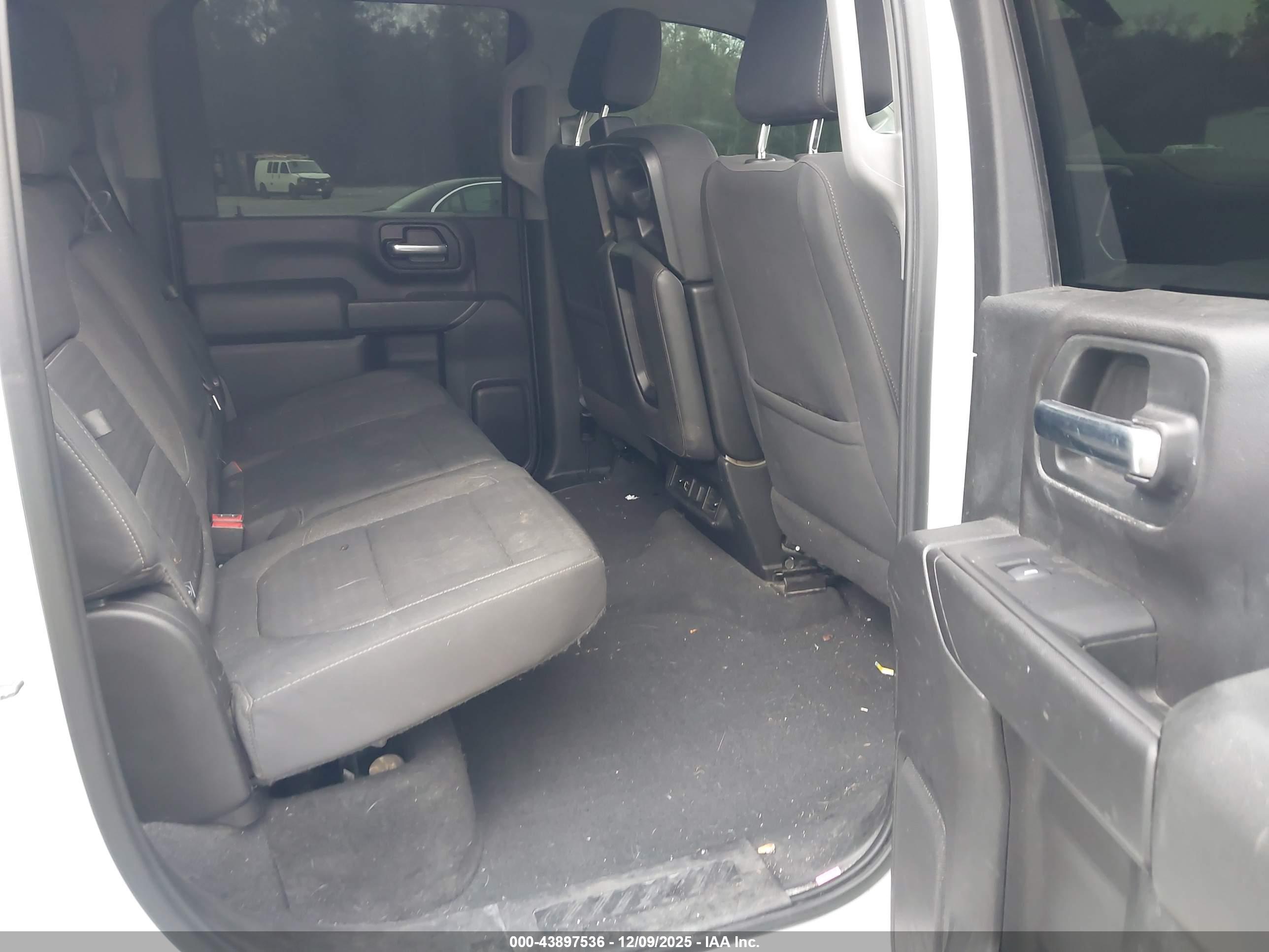 CHEVROLET SILVERADO image 8