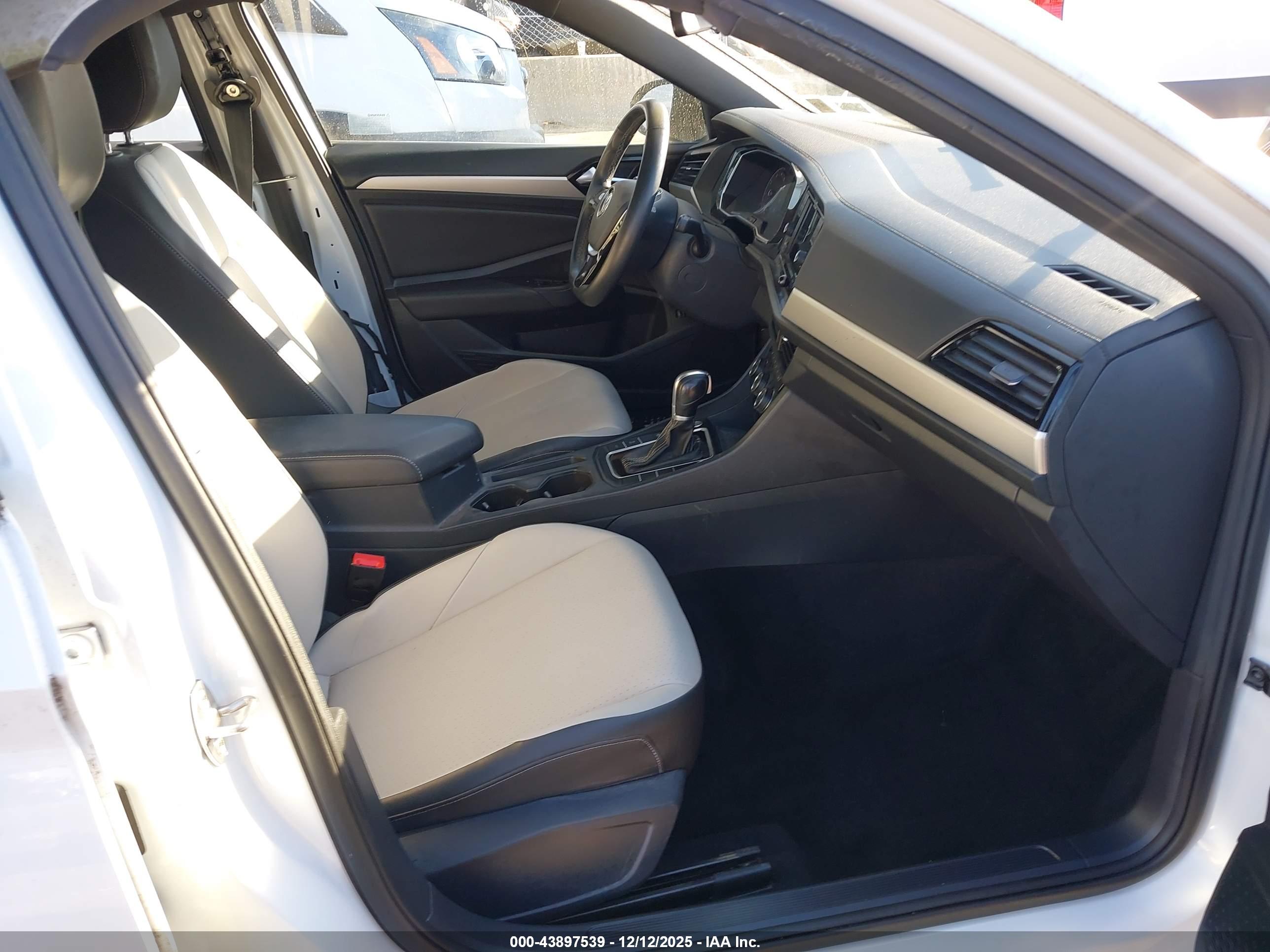 VOLKSWAGEN JETTA image 5
