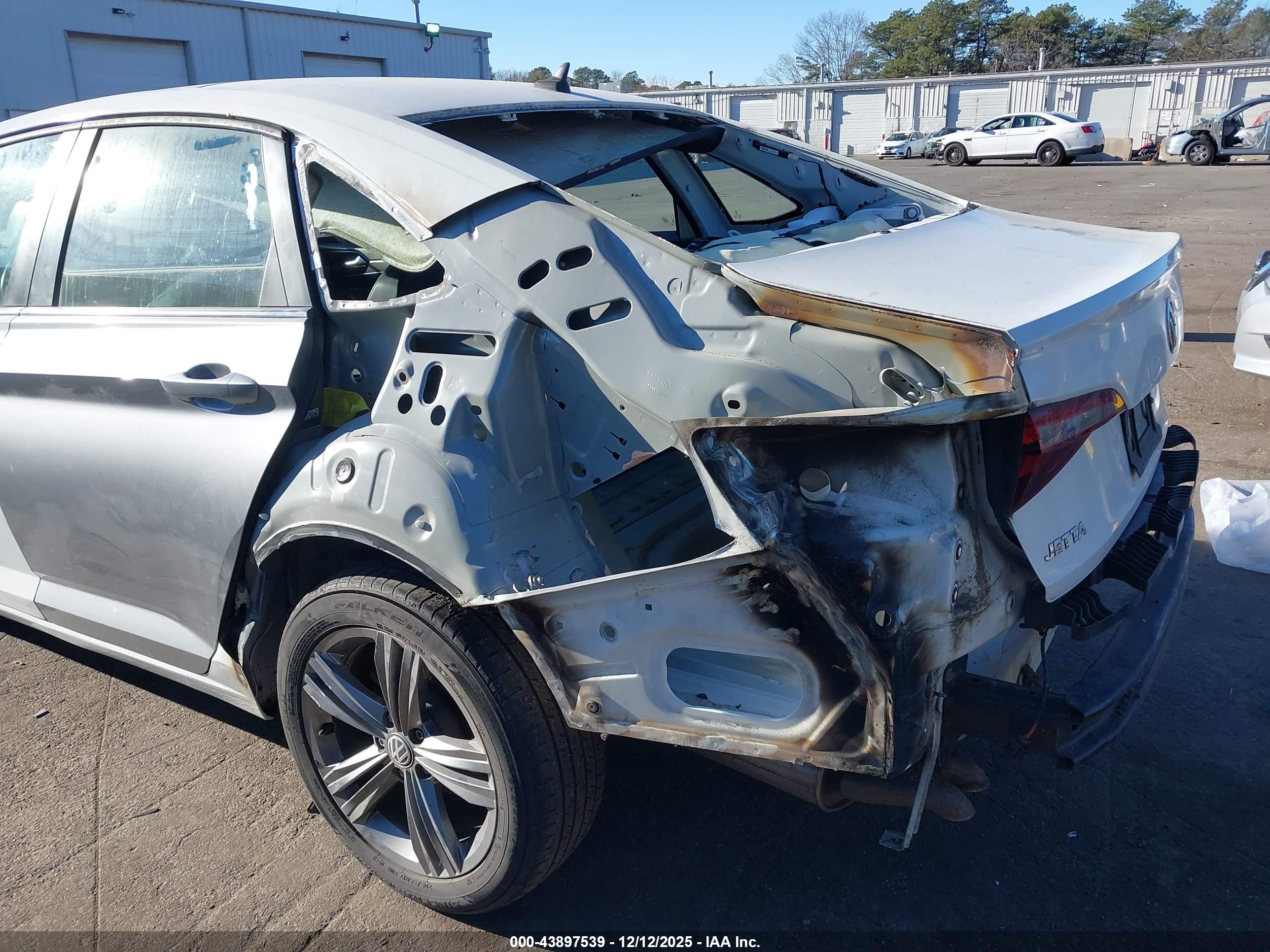 VOLKSWAGEN JETTA image 6