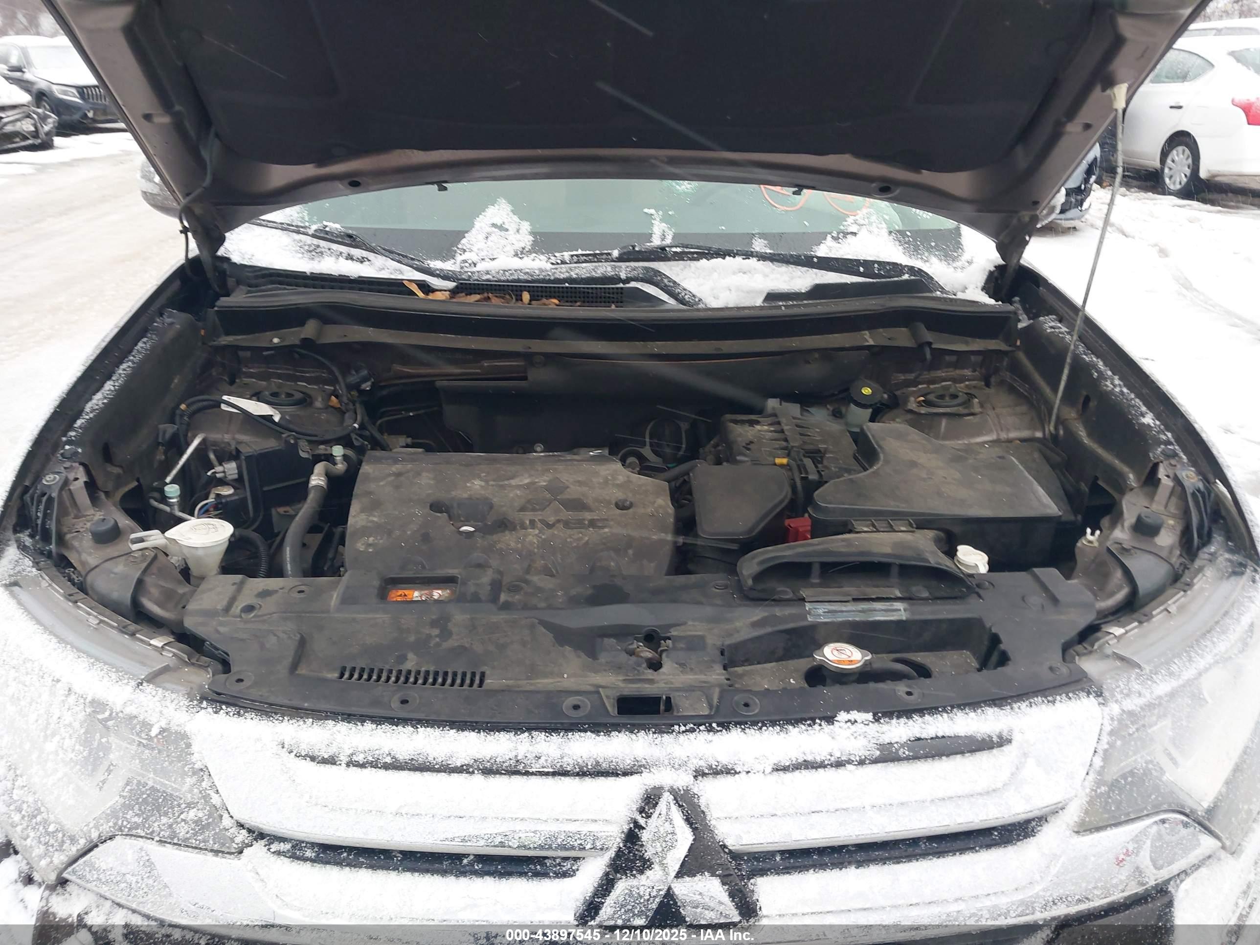 MITSUBISHI OUTLANDER image 10