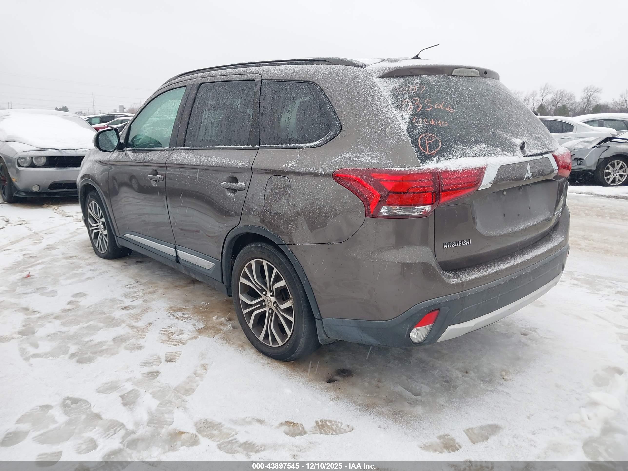 MITSUBISHI OUTLANDER image 3