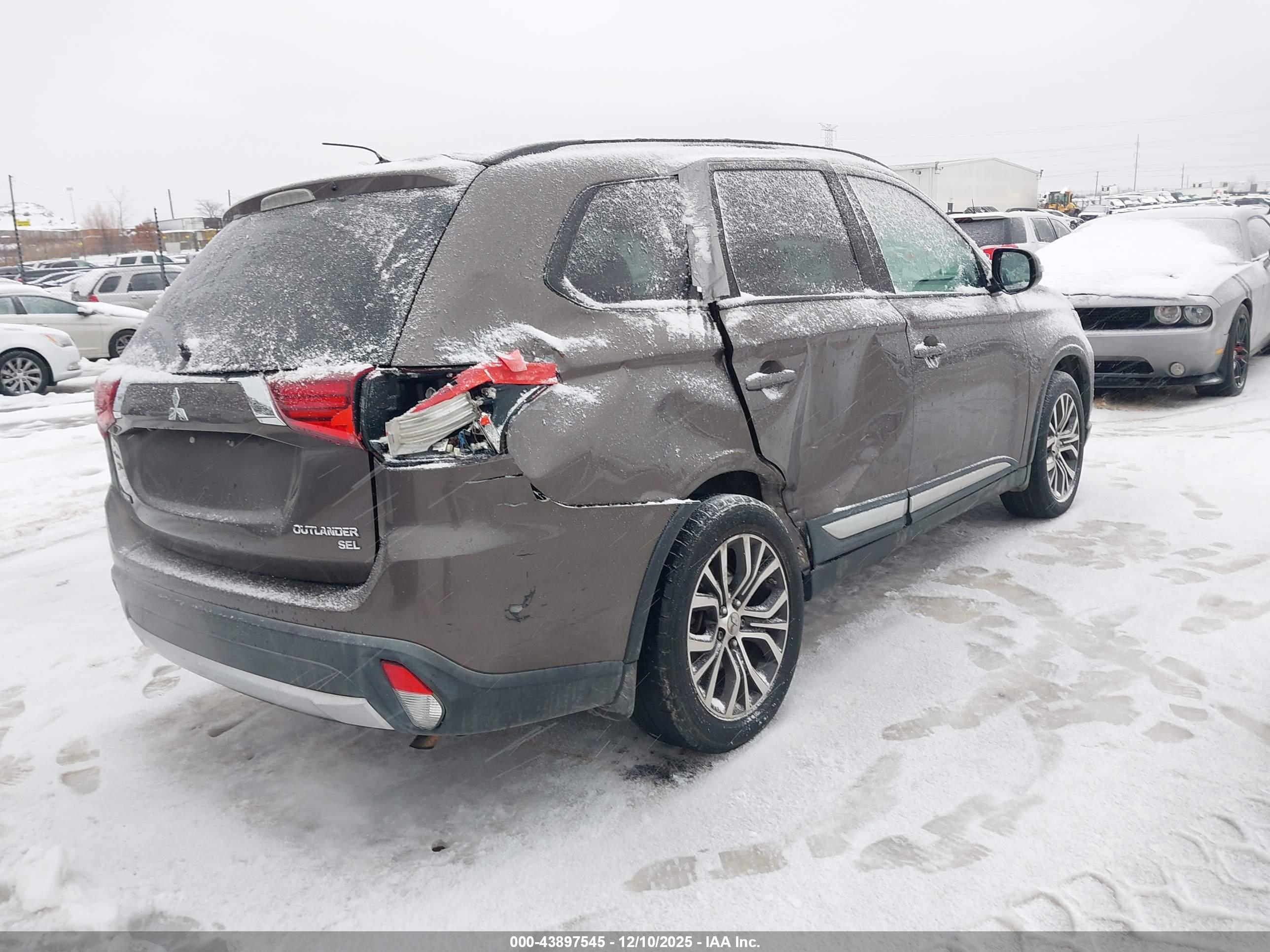 MITSUBISHI OUTLANDER image 4