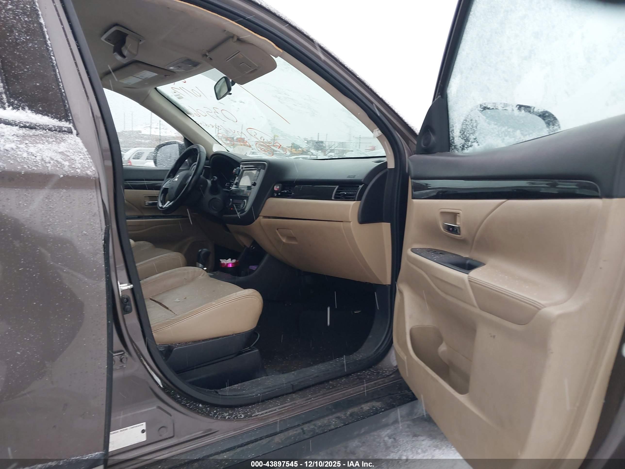 MITSUBISHI OUTLANDER image 5