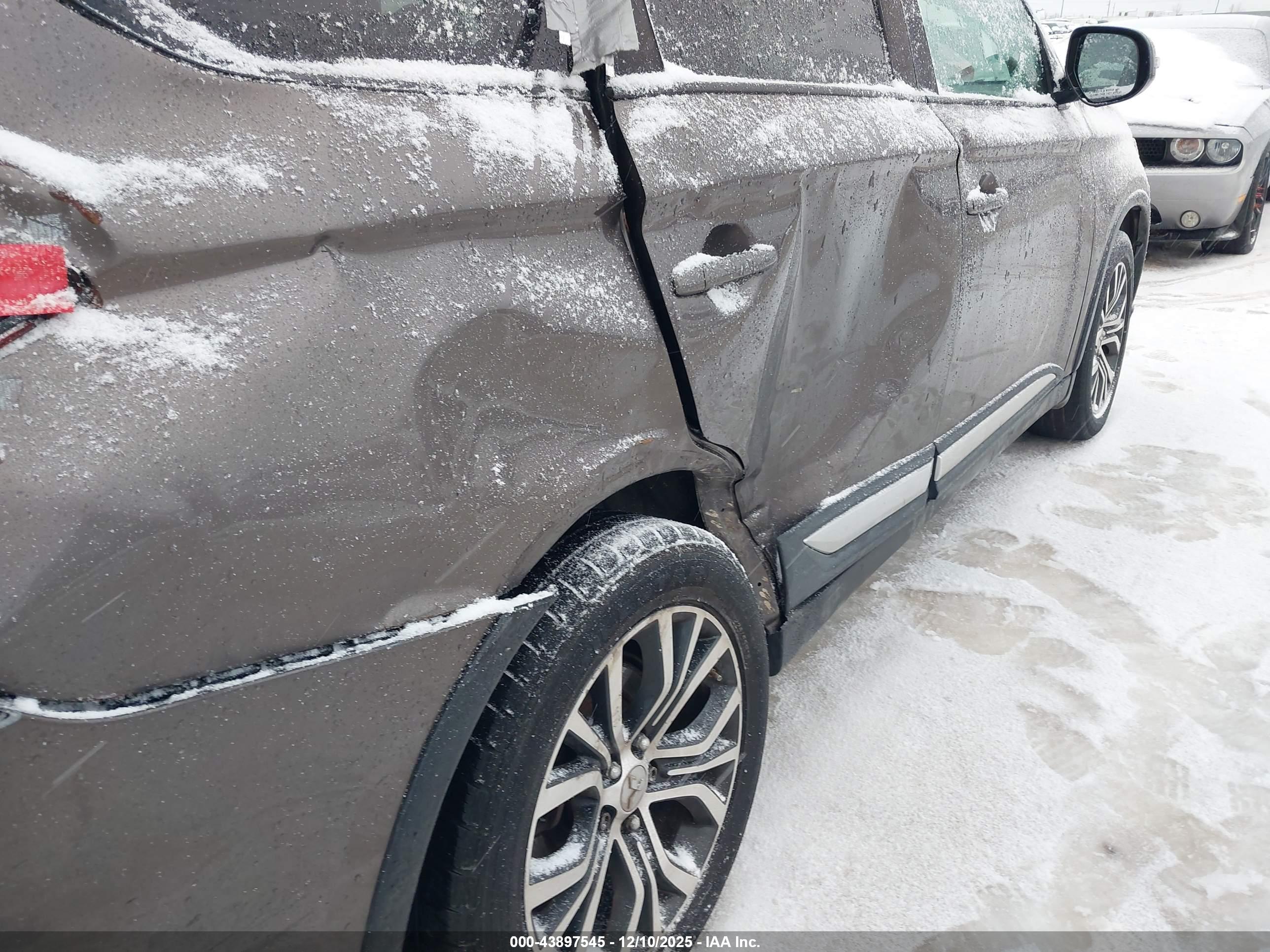 MITSUBISHI OUTLANDER image 6