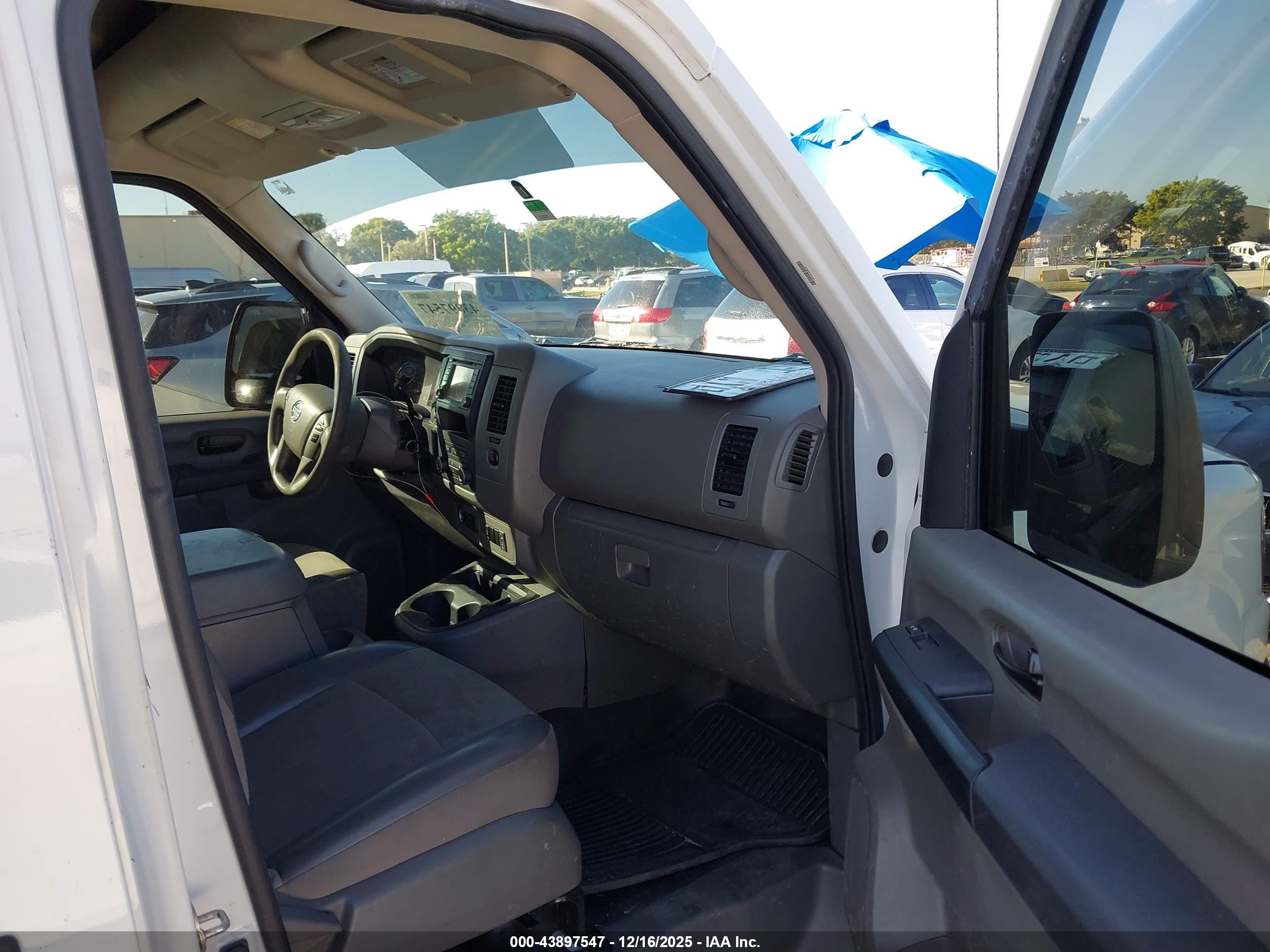 NISSAN NV image 5
