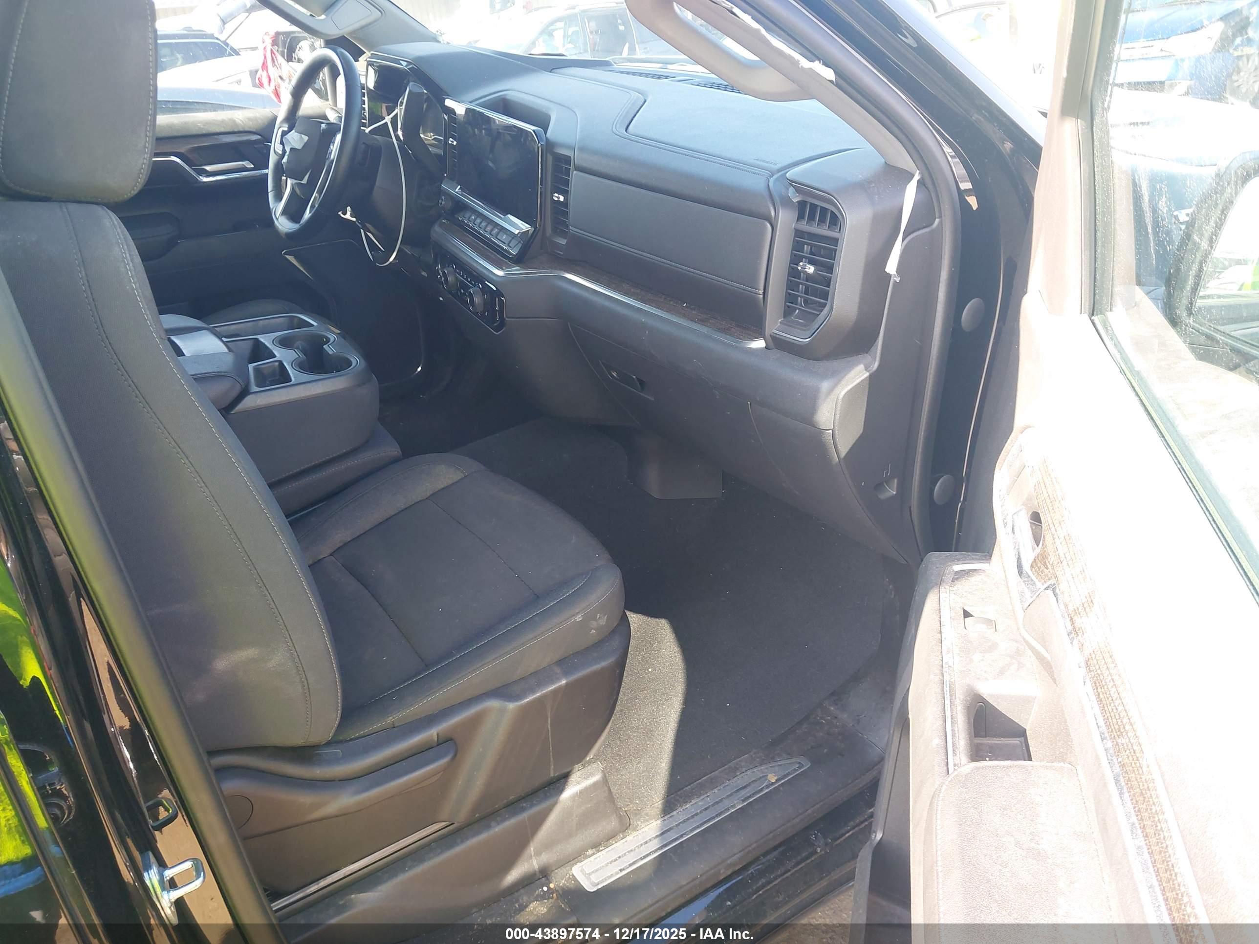 CHEVROLET SILVERADO image 5