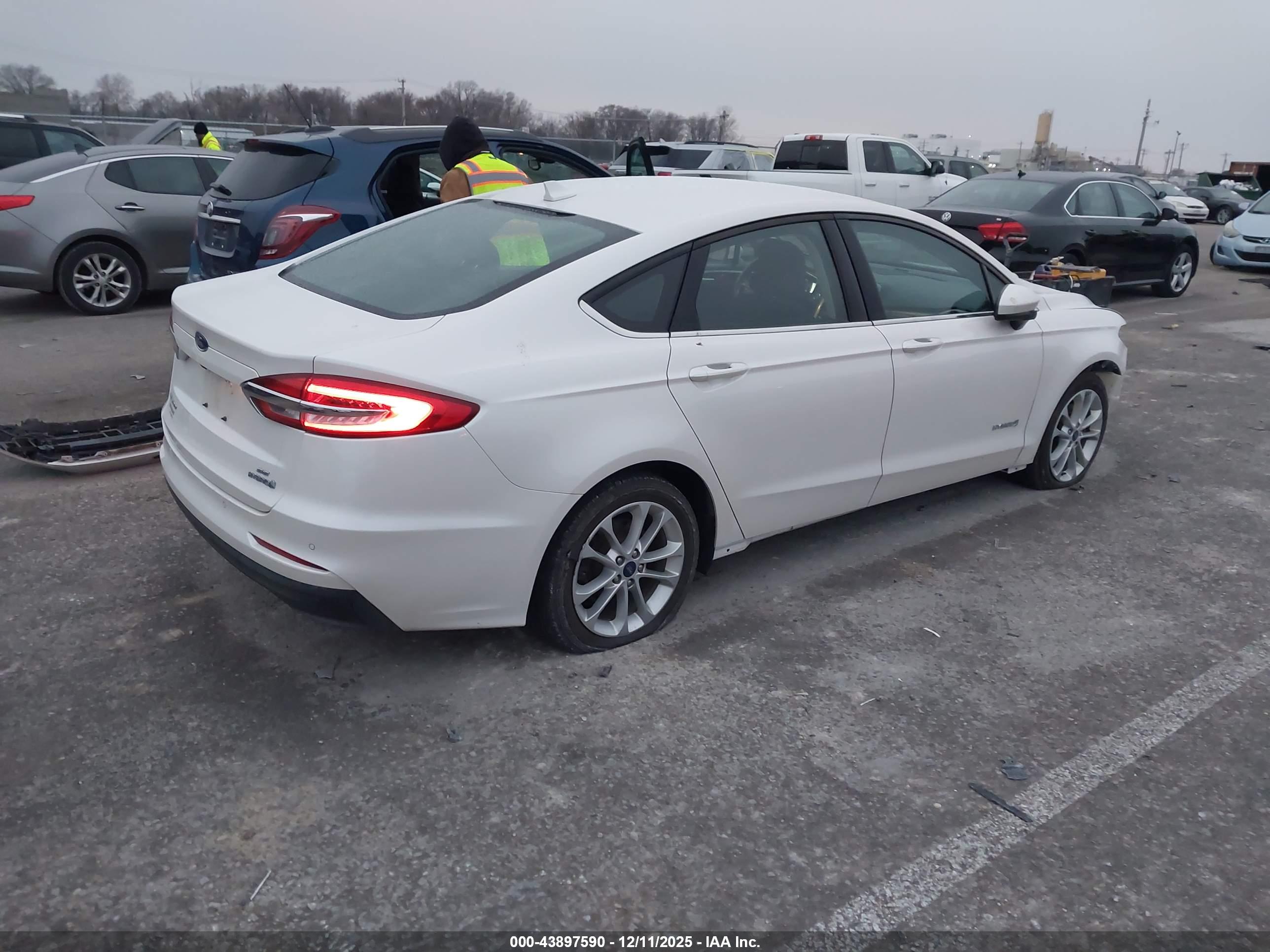 FORD FUSION image 4