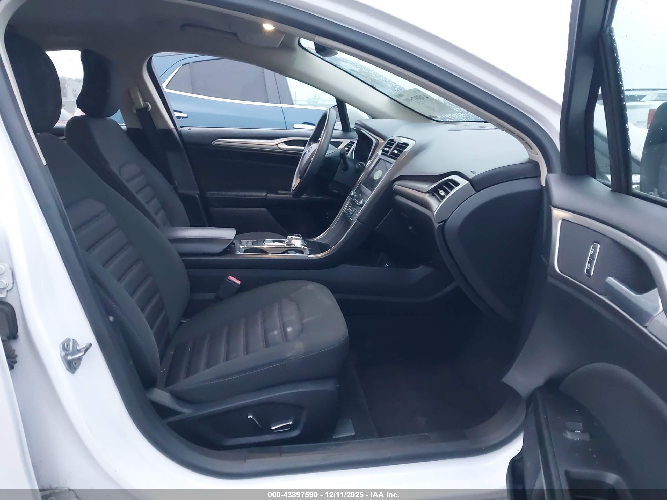 FORD FUSION image 5