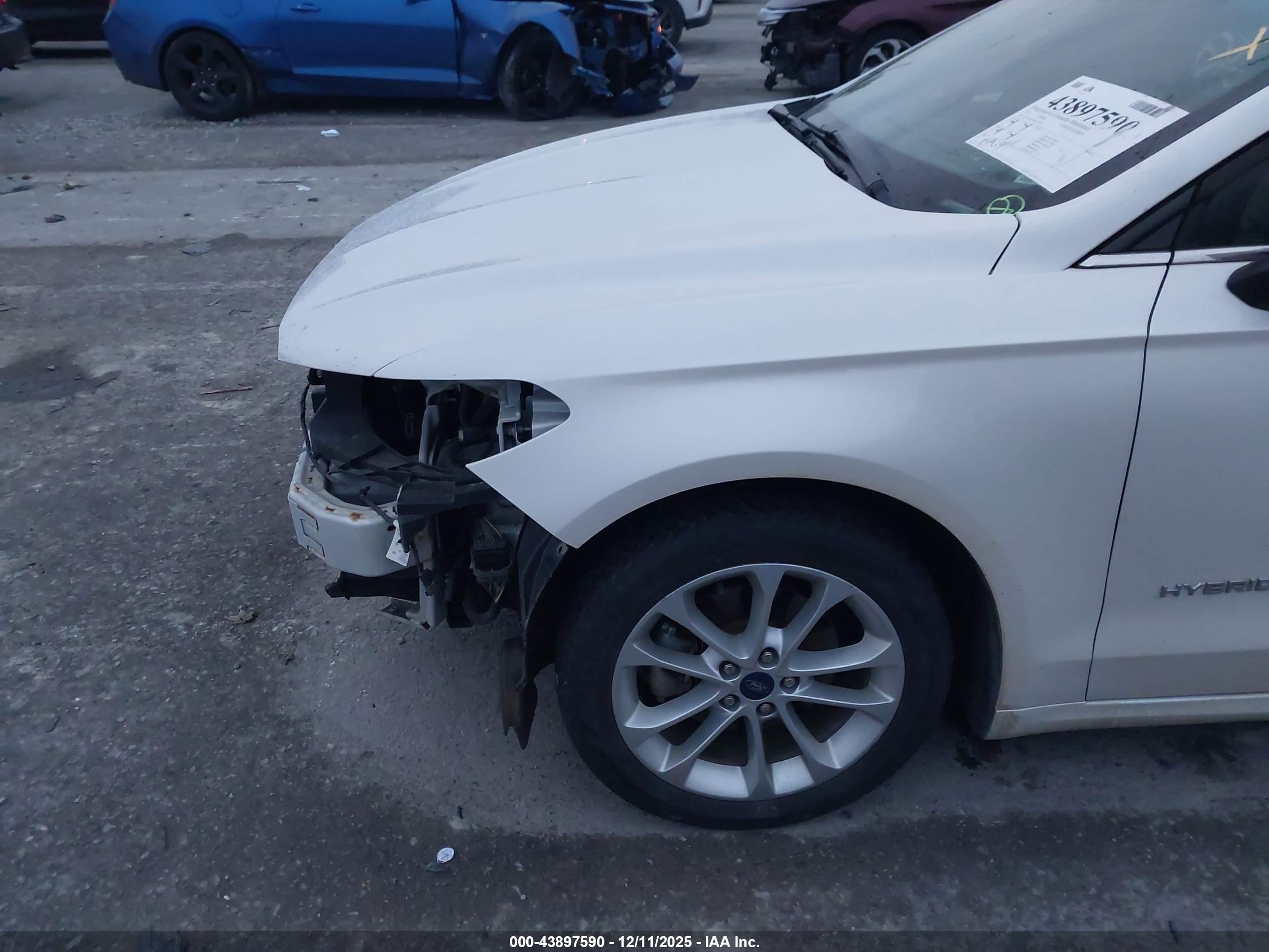 FORD FUSION image 6