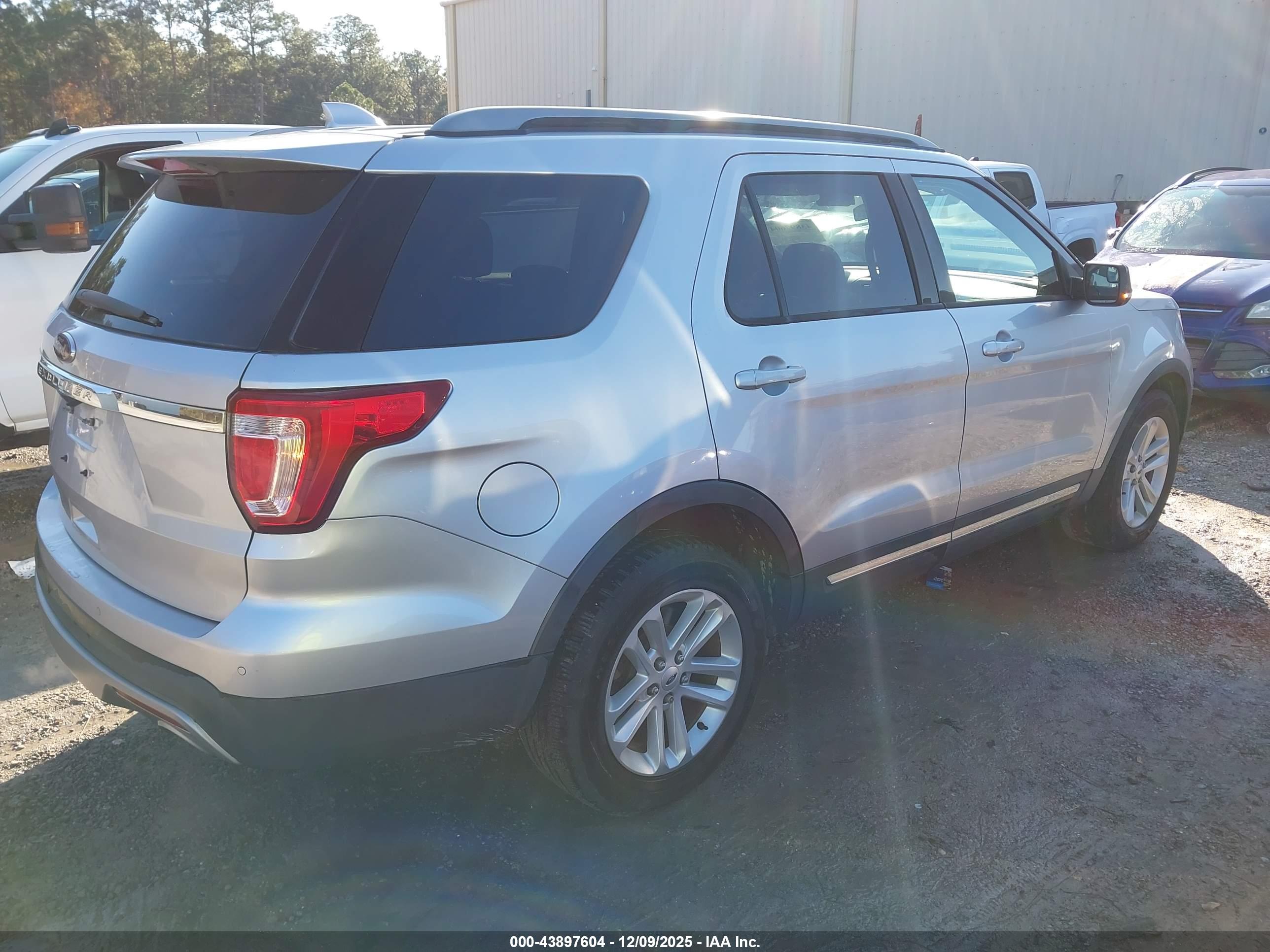 FORD EXPLORER image 4