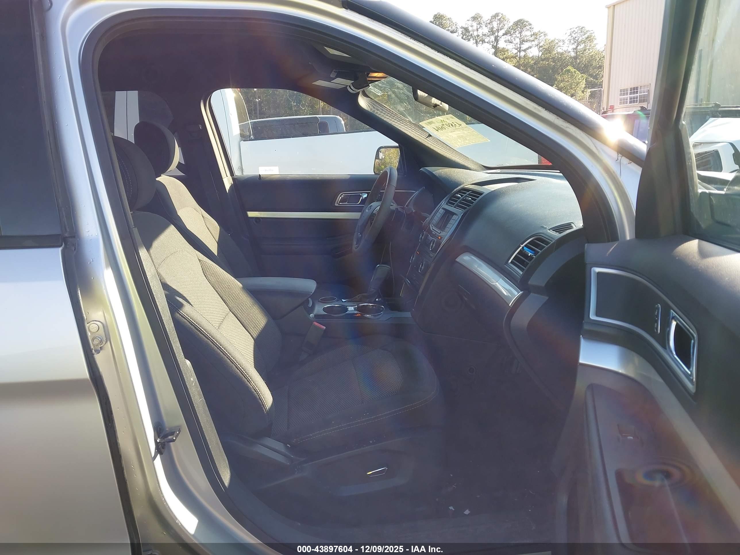 FORD EXPLORER image 5