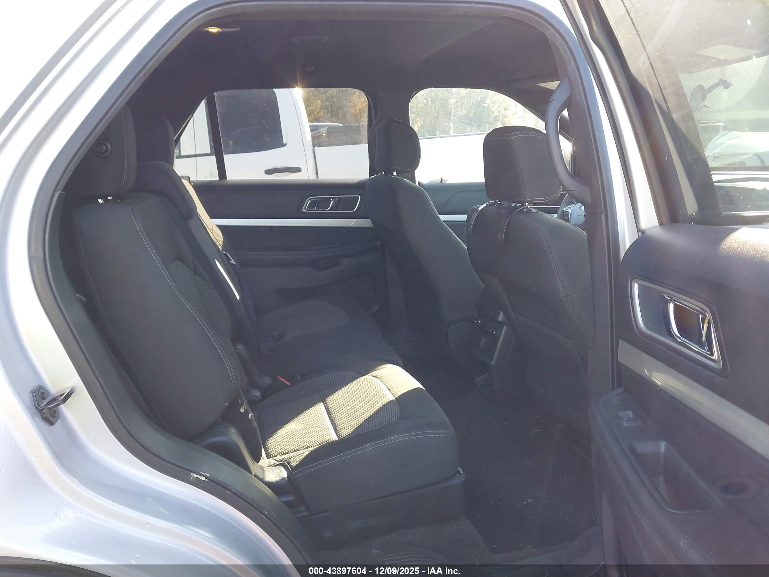 FORD EXPLORER image 8