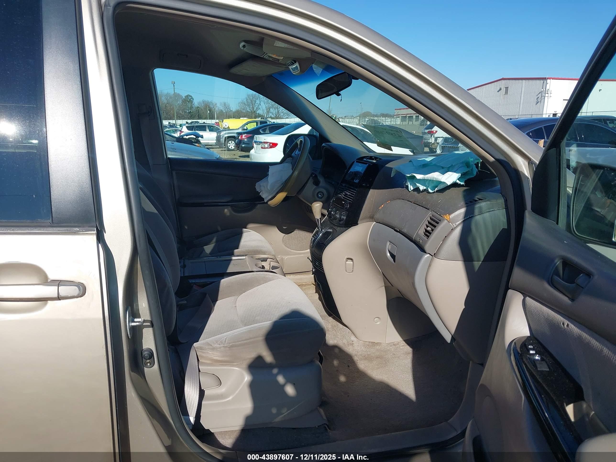 TOYOTA SIENNA image 5