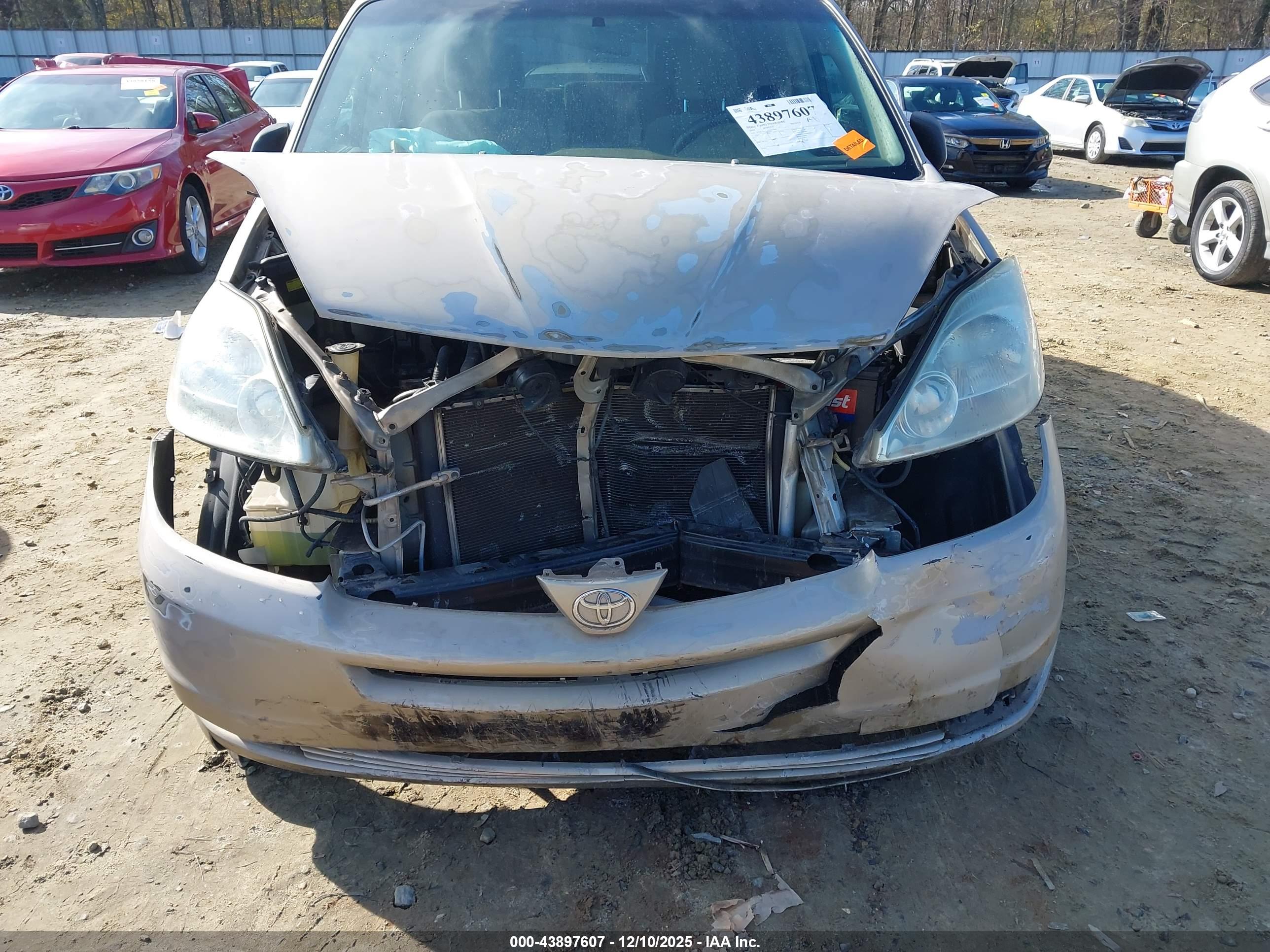 TOYOTA SIENNA image 6