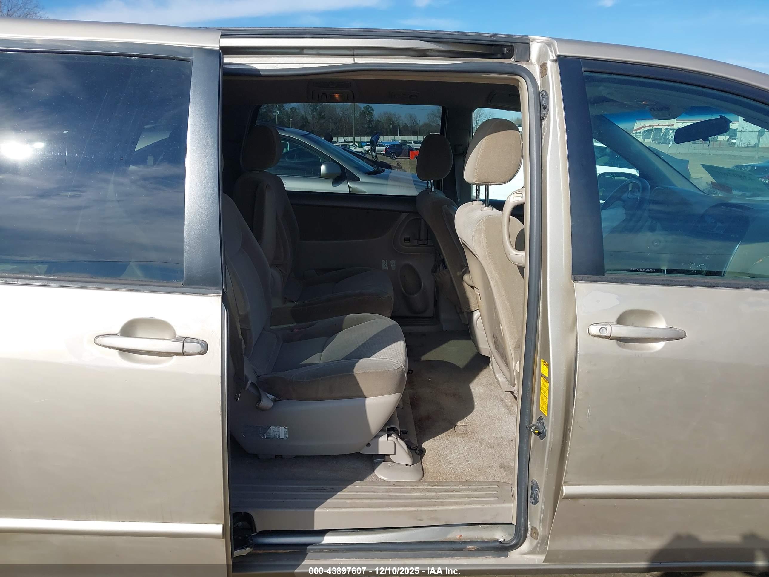 TOYOTA SIENNA image 8