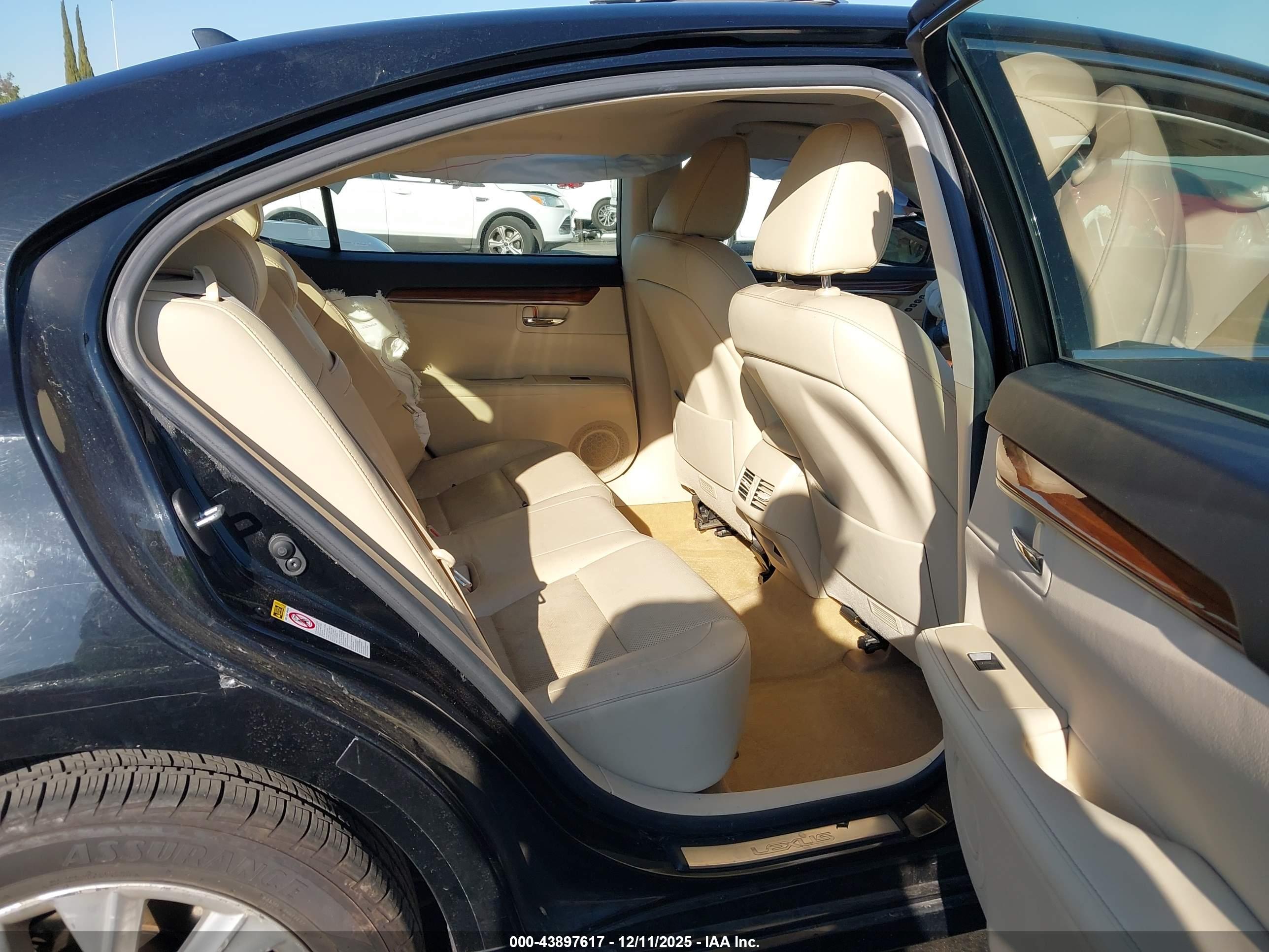 LEXUS ES image 8