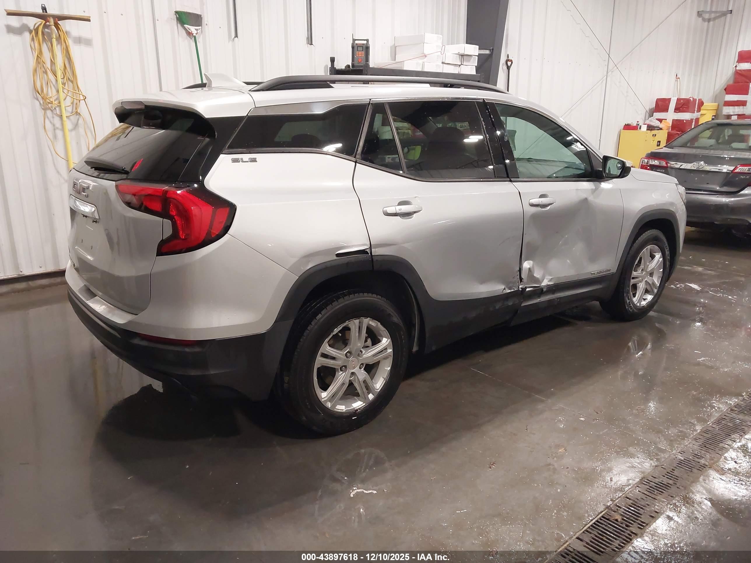 GMC TERRAIN image 4