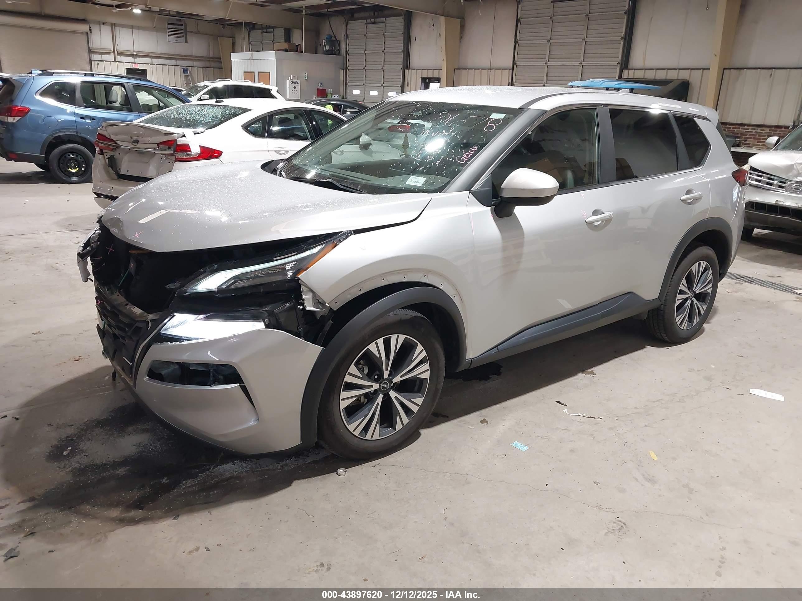 NISSAN ROGUE image 2