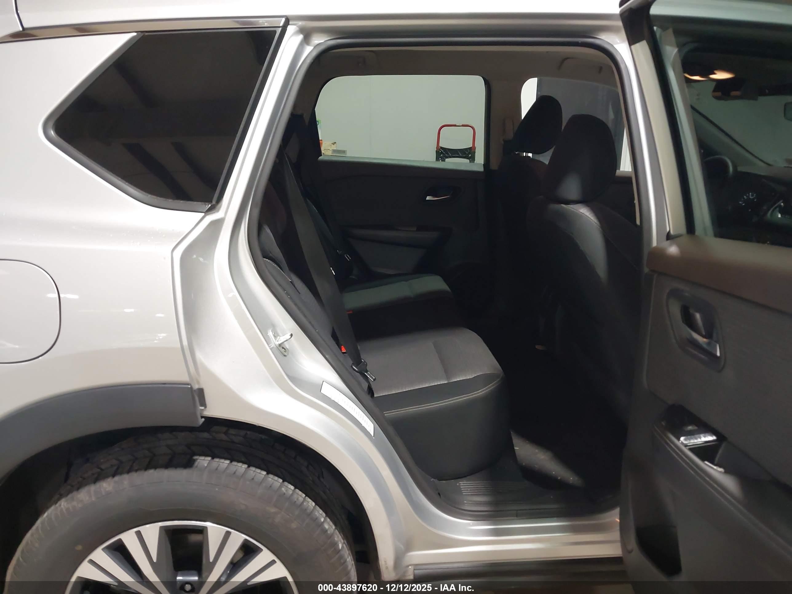 NISSAN ROGUE image 8
