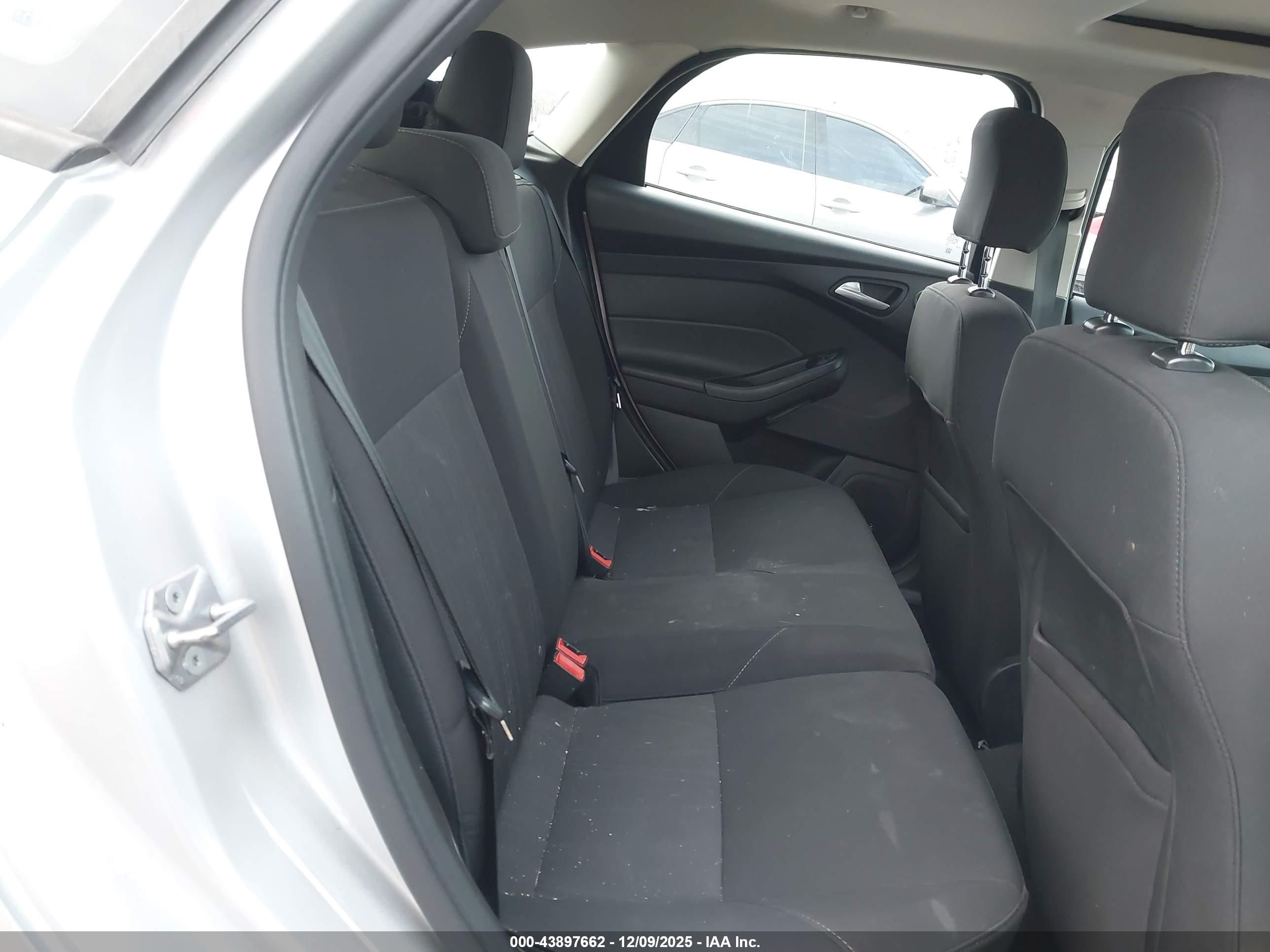FORD FOCUS image 8