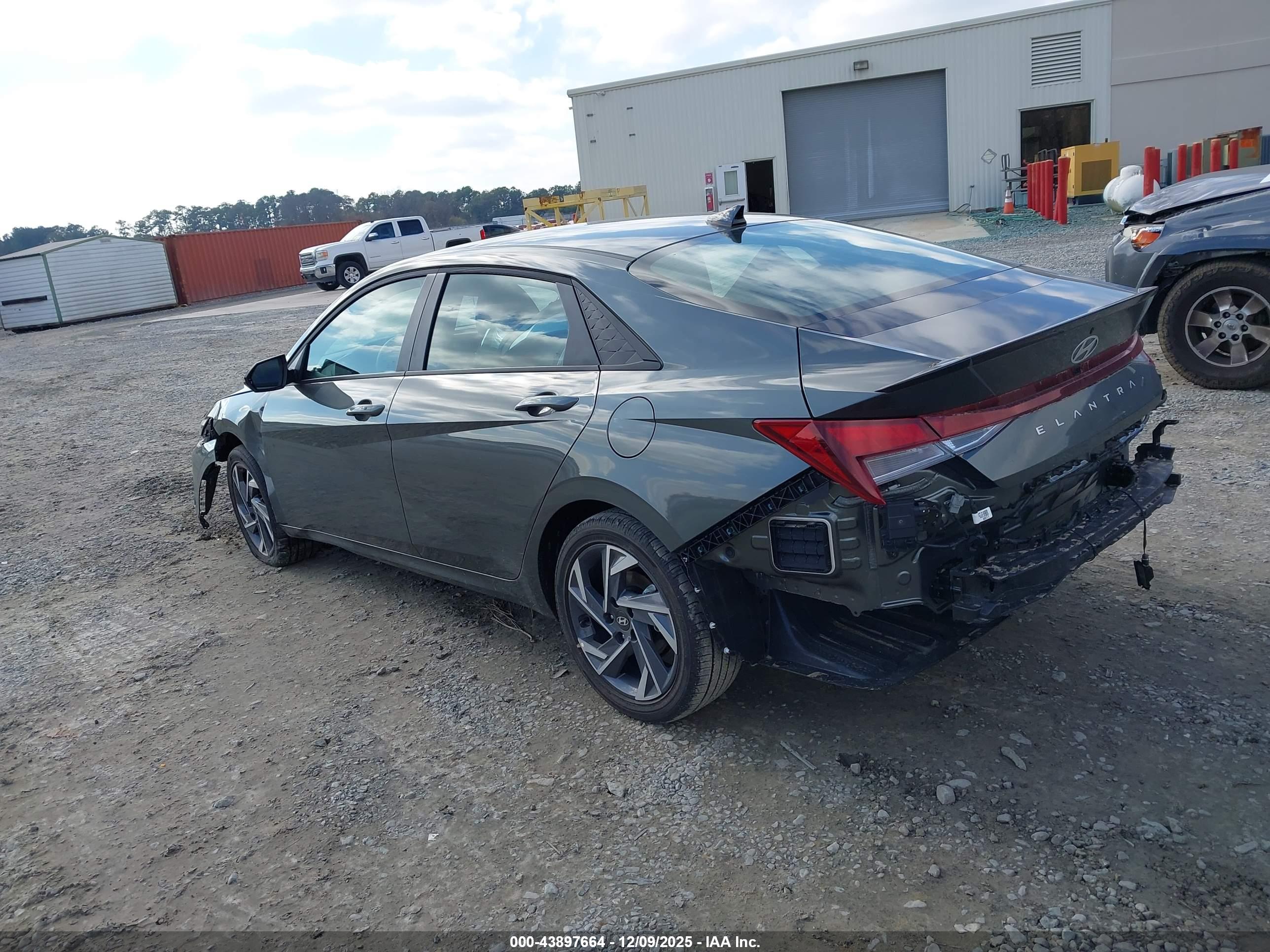 HYUNDAI ELANTRA image 3