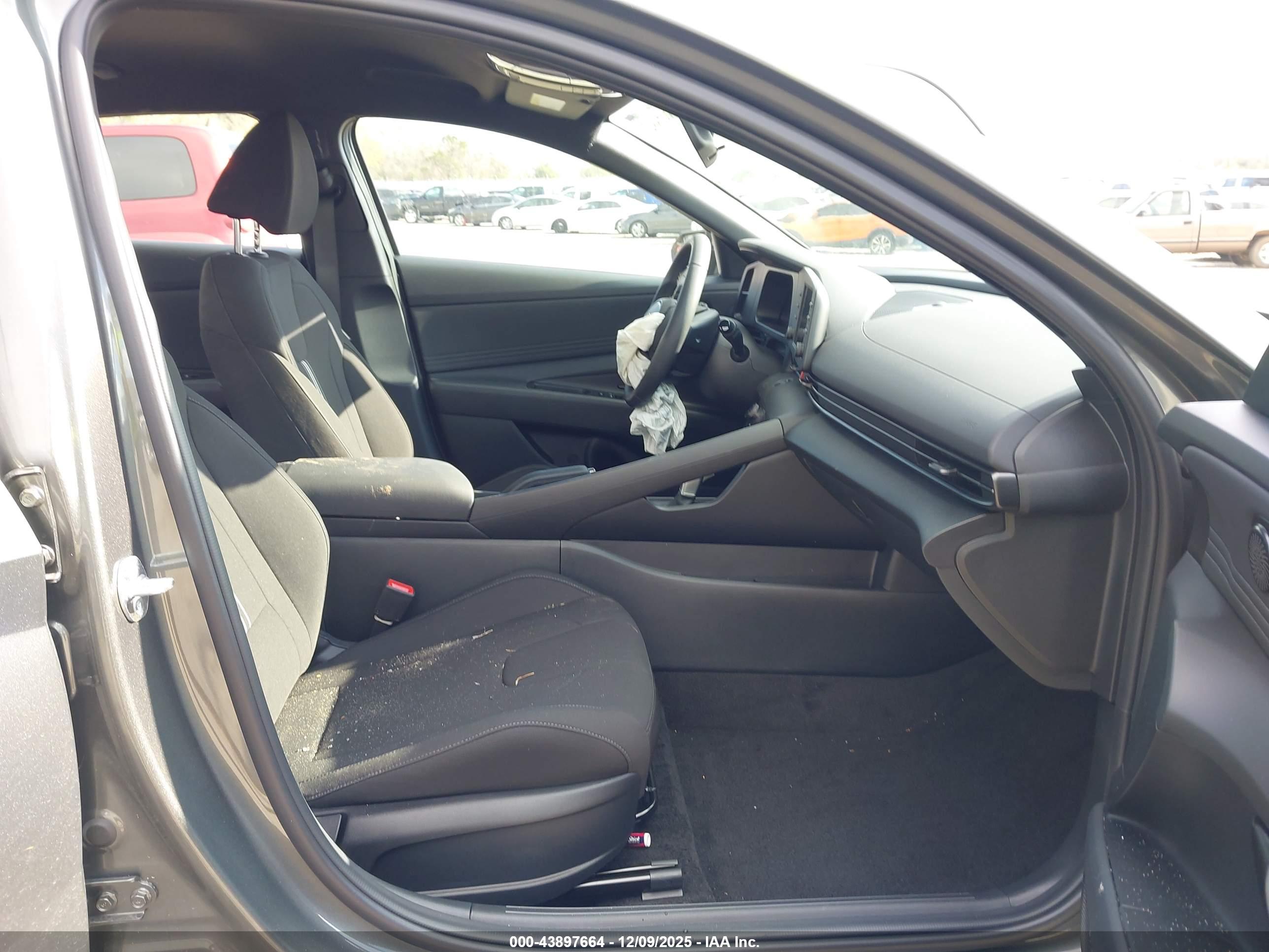 HYUNDAI ELANTRA image 5