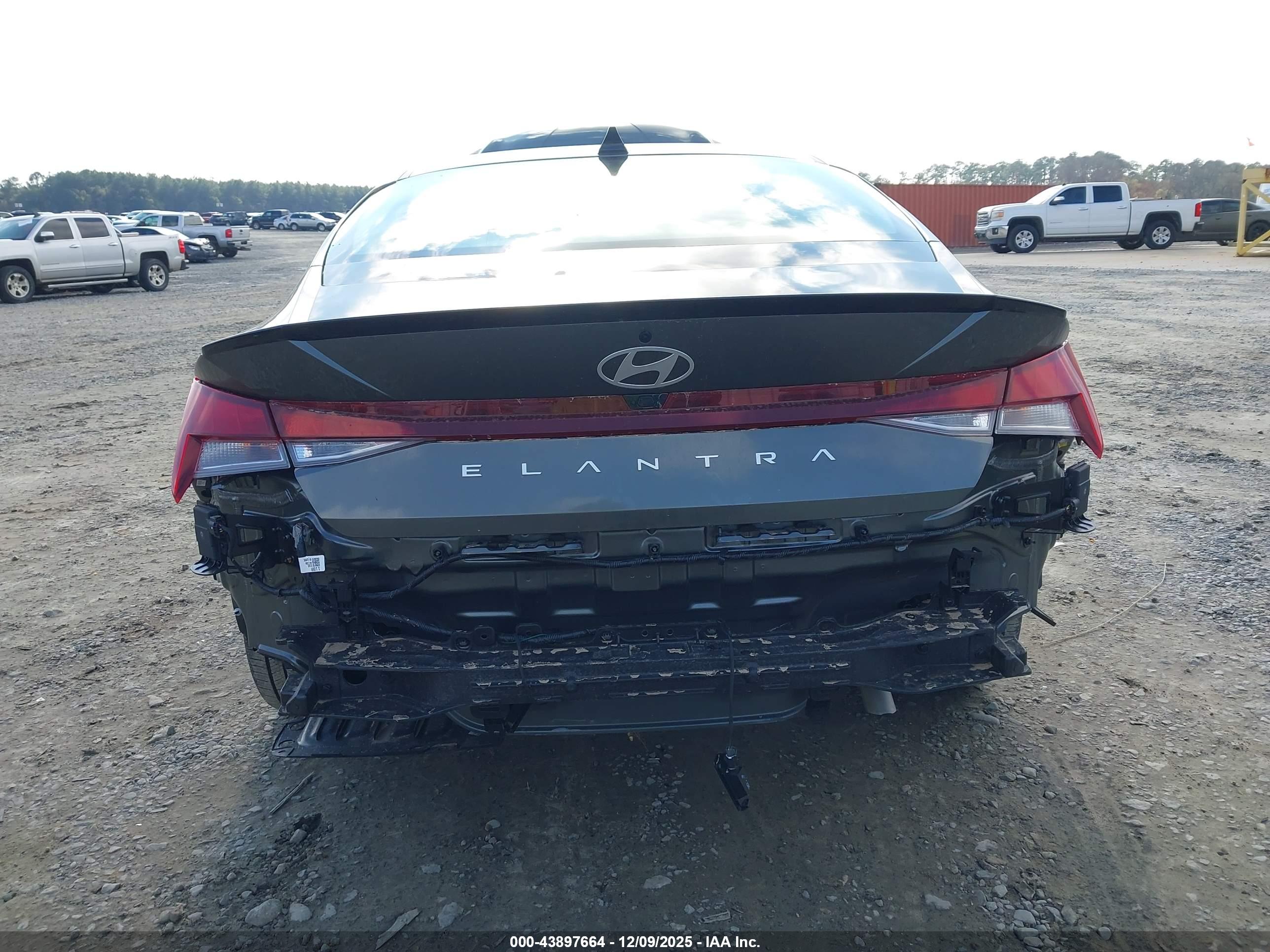 HYUNDAI ELANTRA image 6