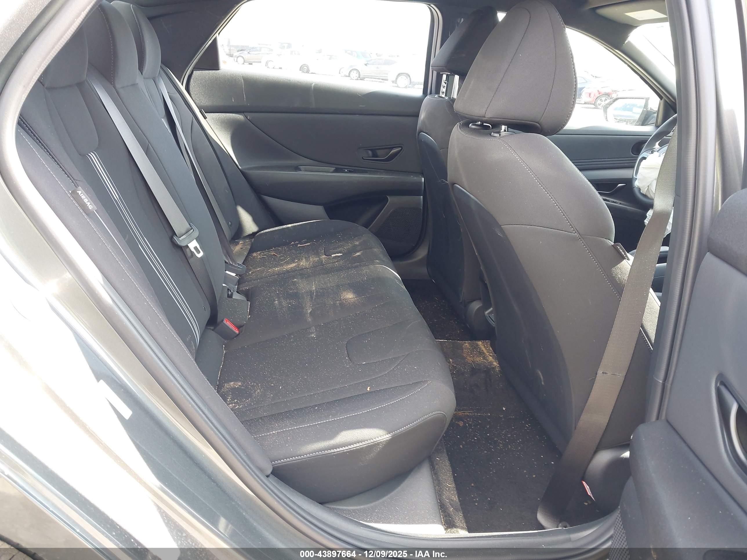HYUNDAI ELANTRA image 8