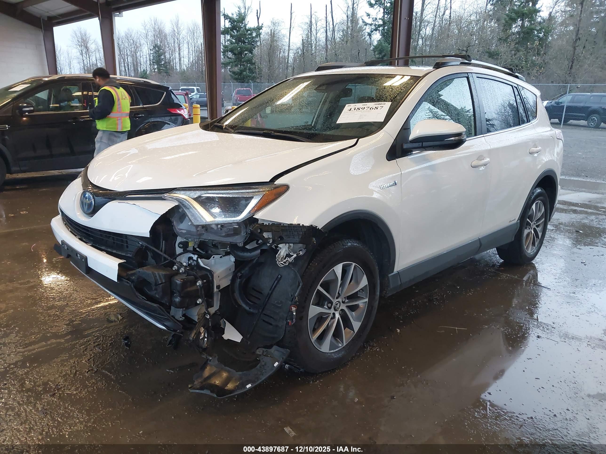 TOYOTA RAV4 image 2