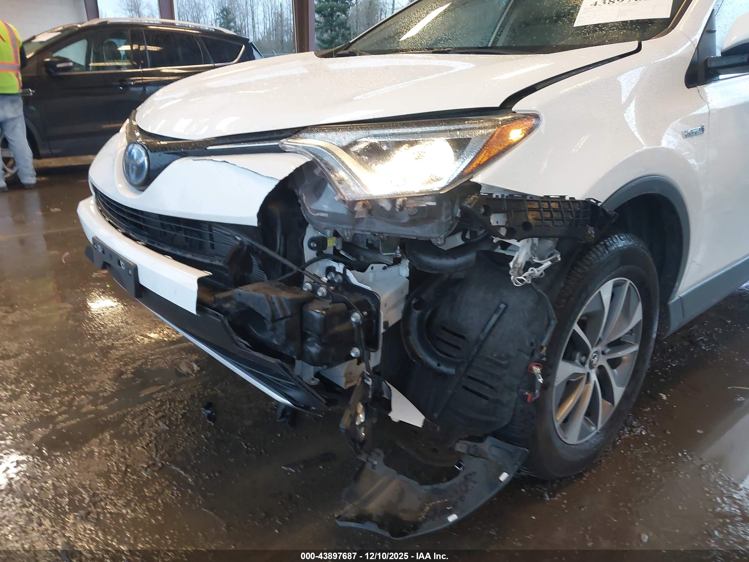 TOYOTA RAV4 image 6