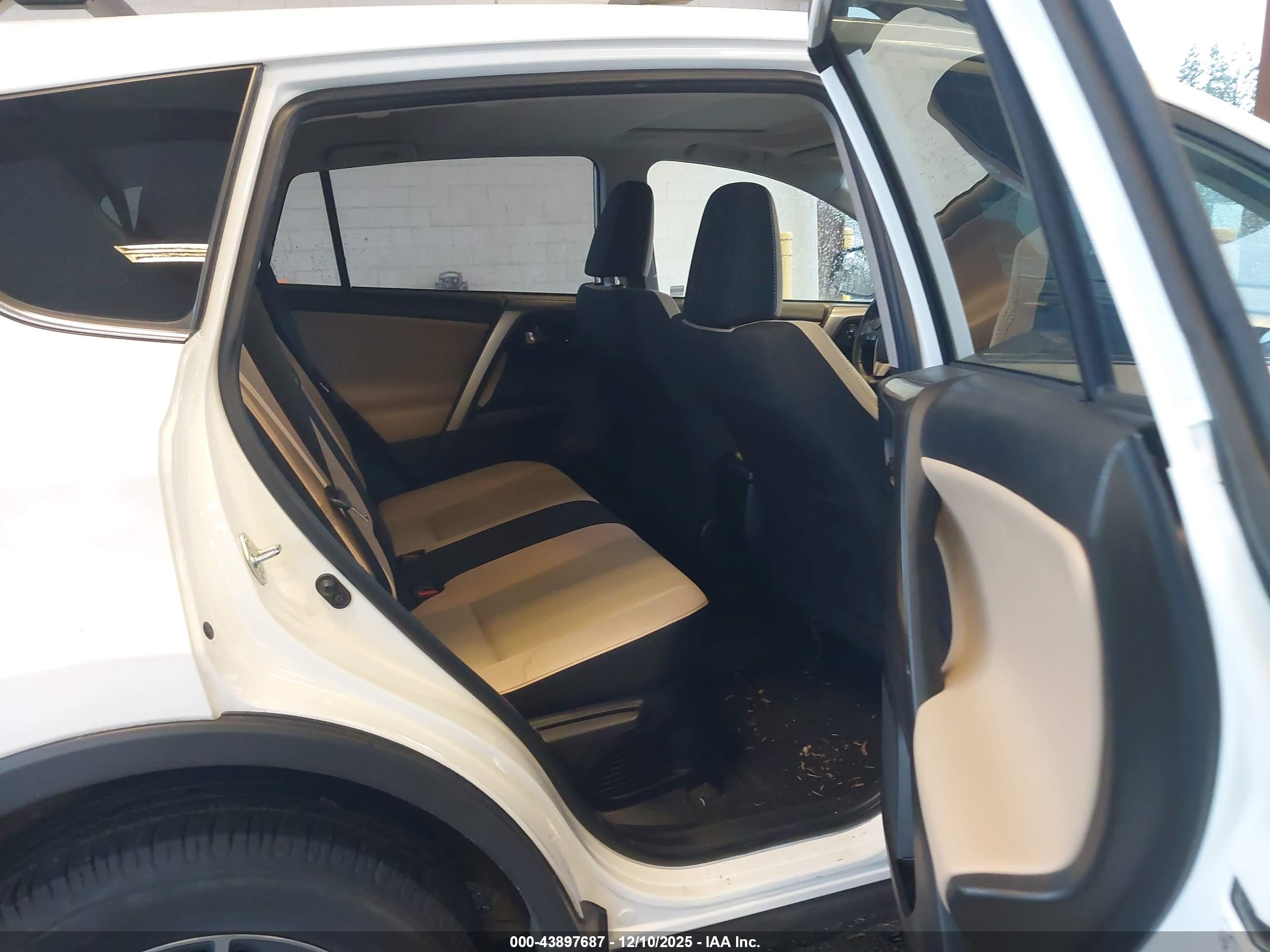 TOYOTA RAV4 image 8