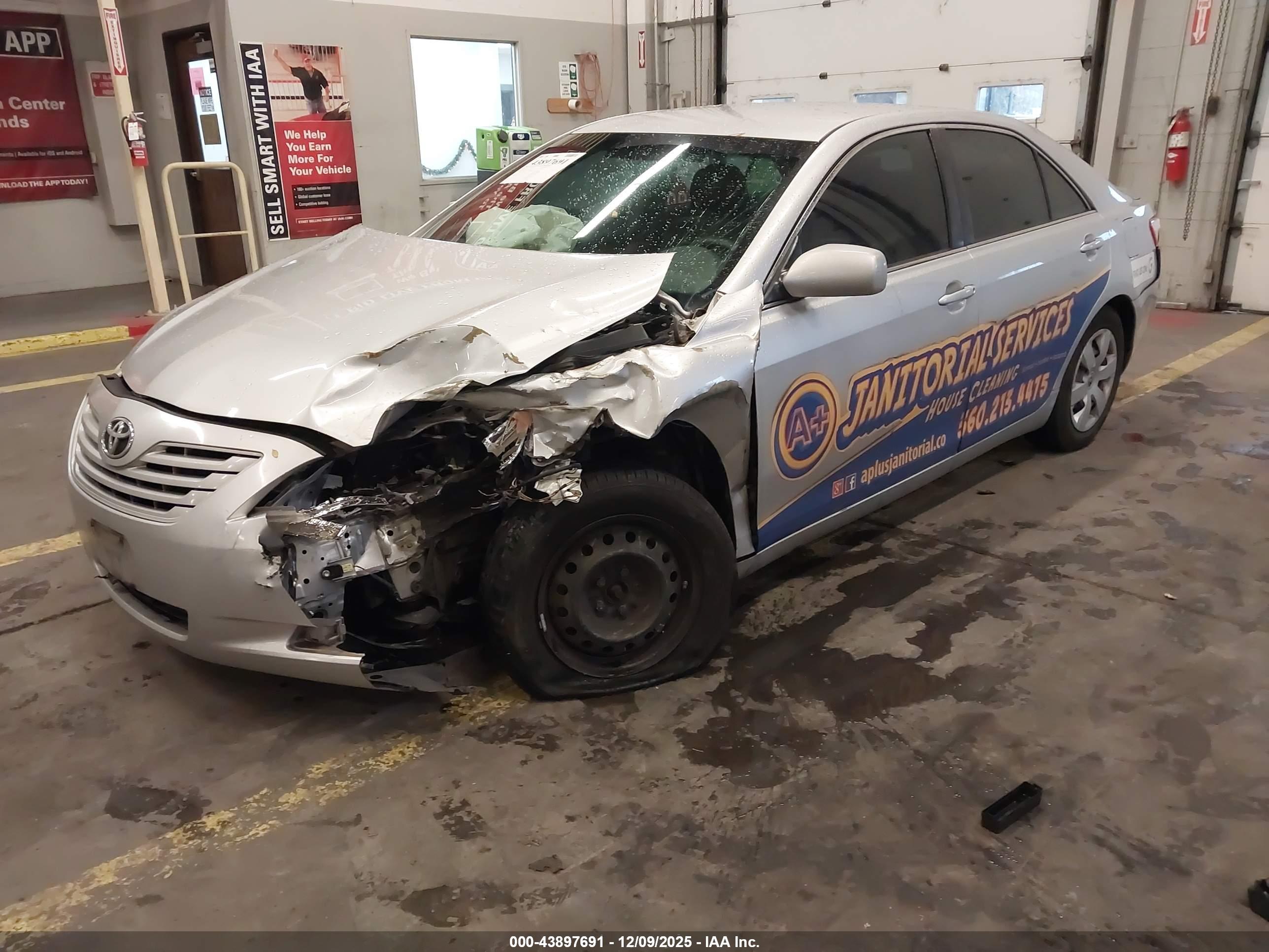 TOYOTA CAMRY image 2