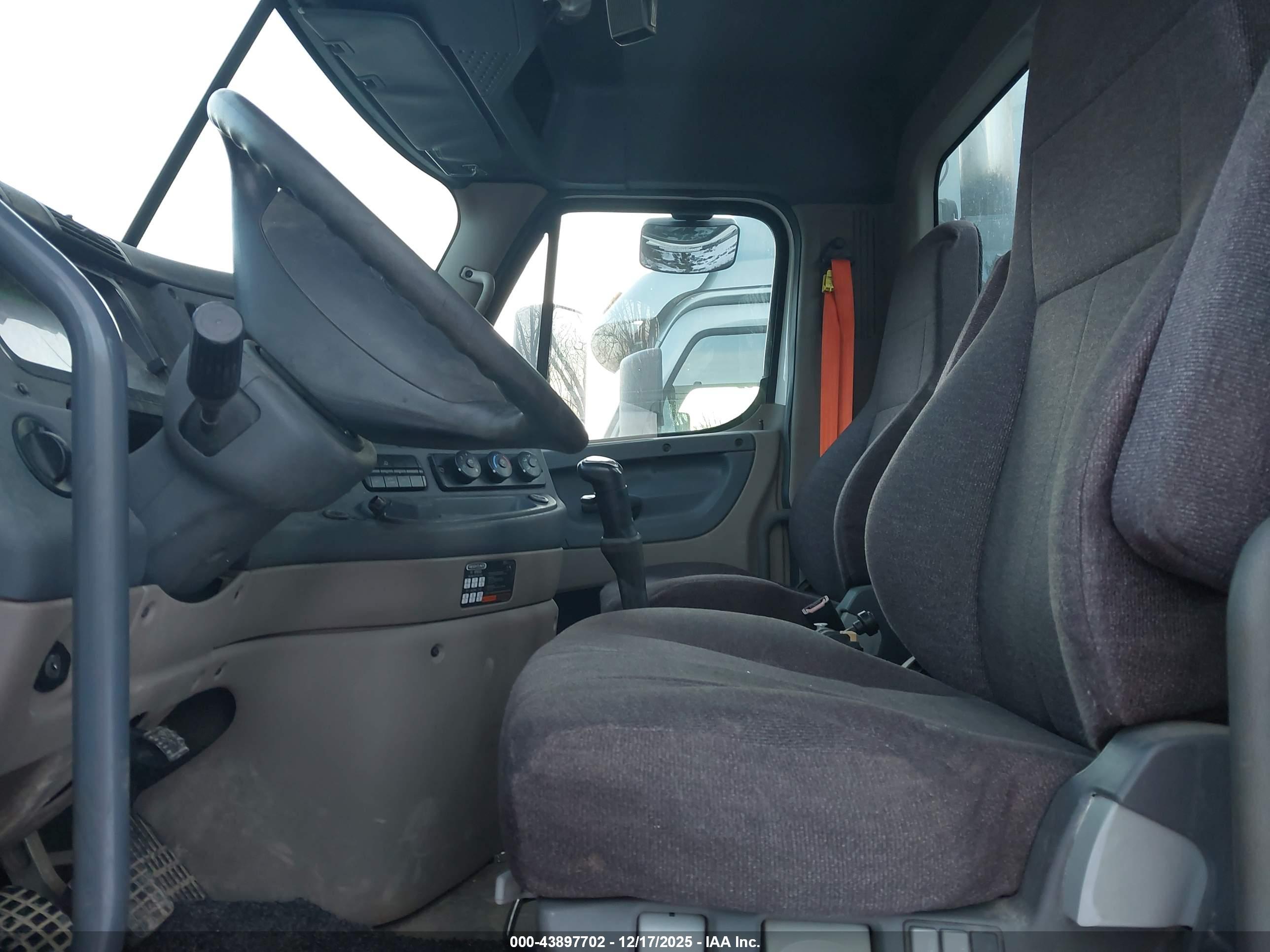 FREIGHTLINER CASCADIA image 8