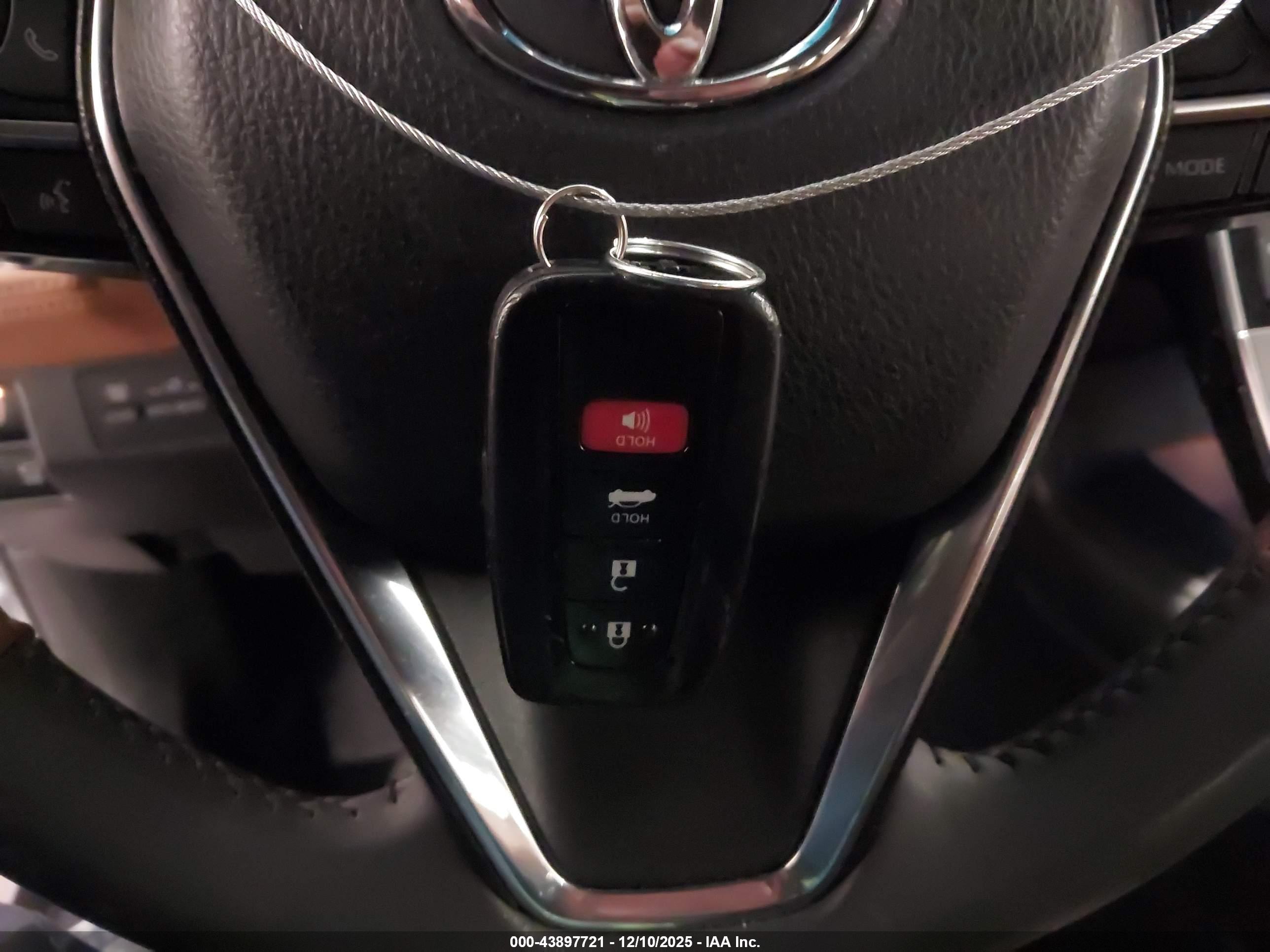 TOYOTA AVALON image 11