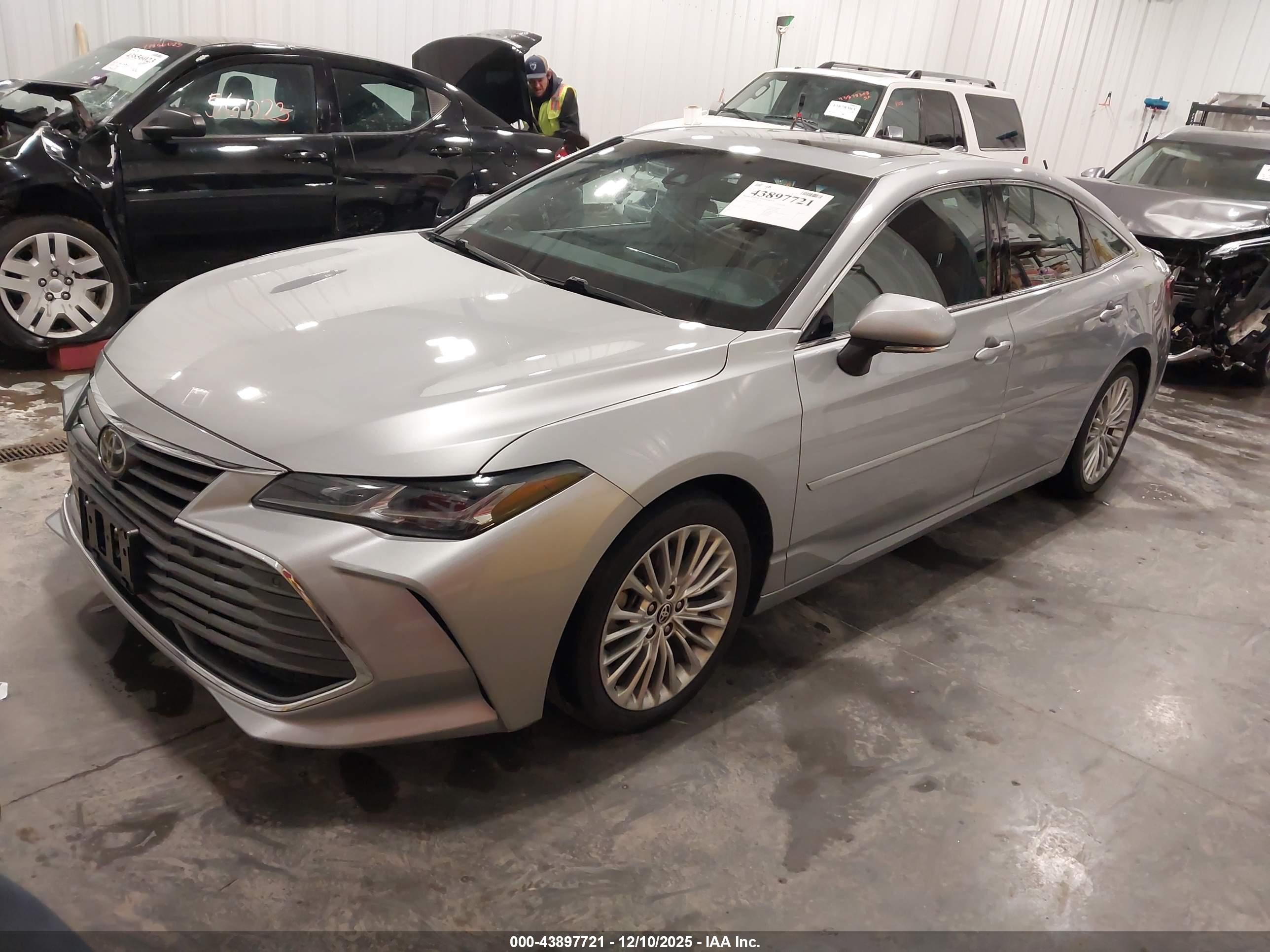 TOYOTA AVALON image 2