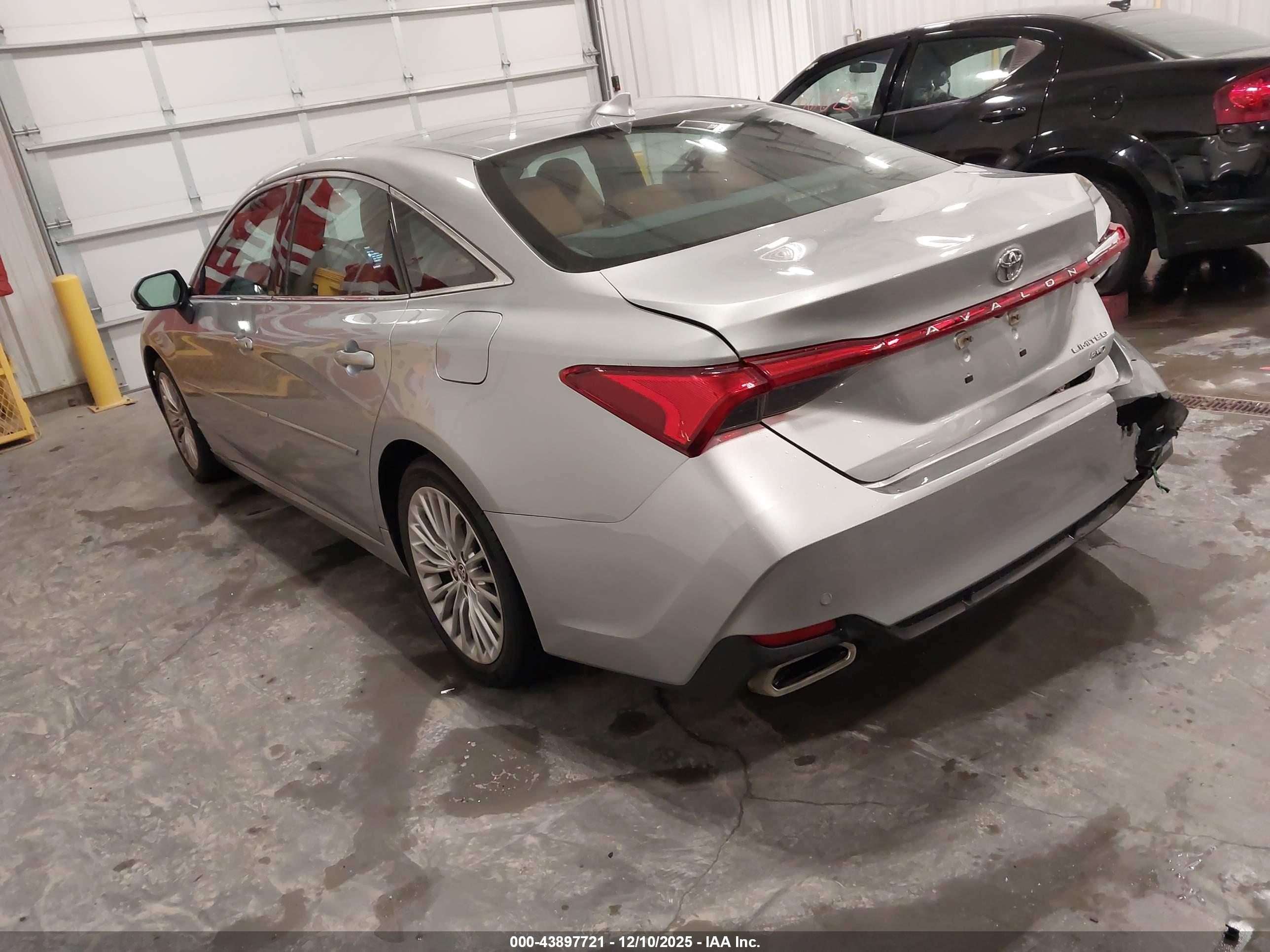 TOYOTA AVALON image 3