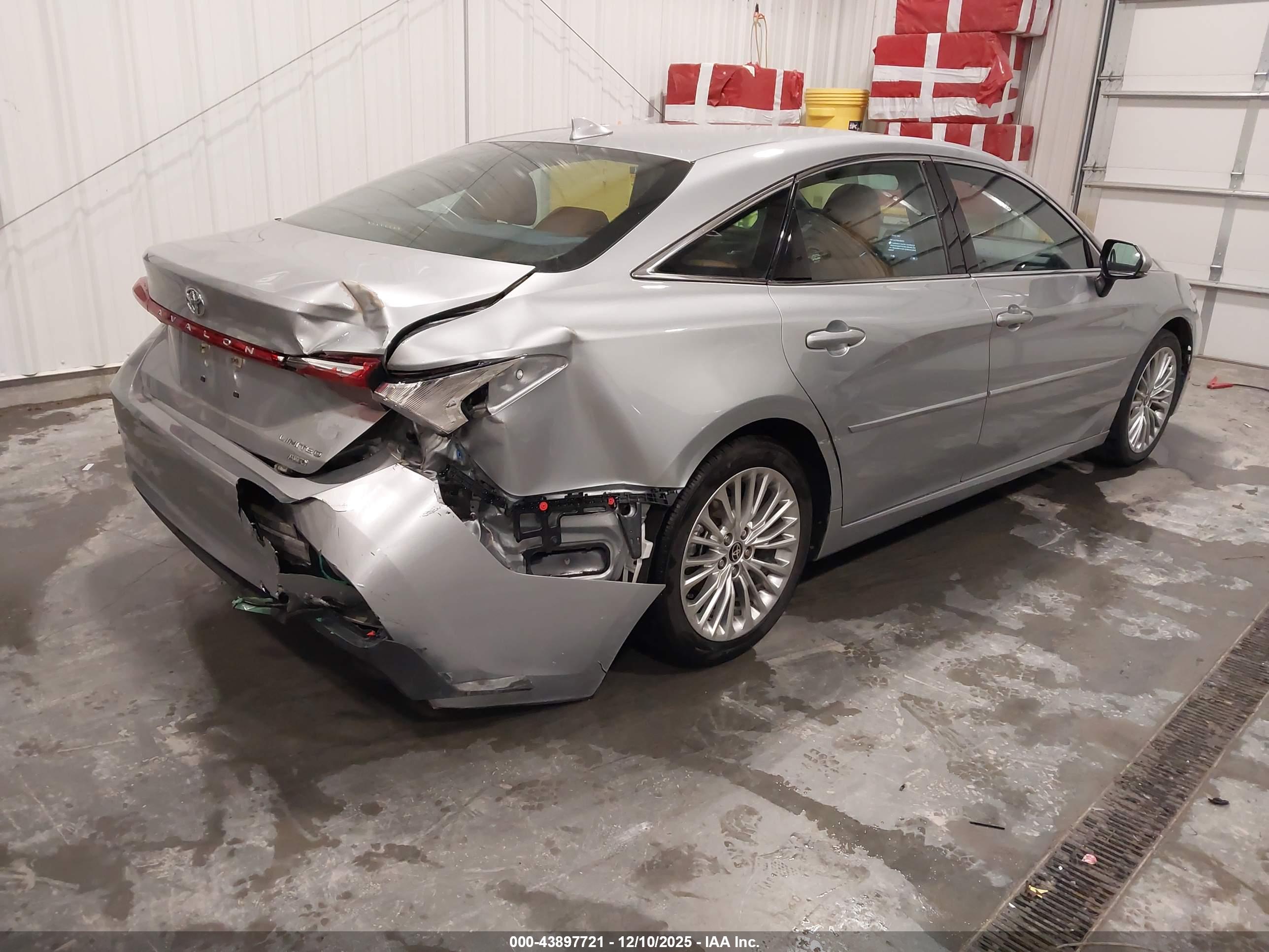 TOYOTA AVALON image 4