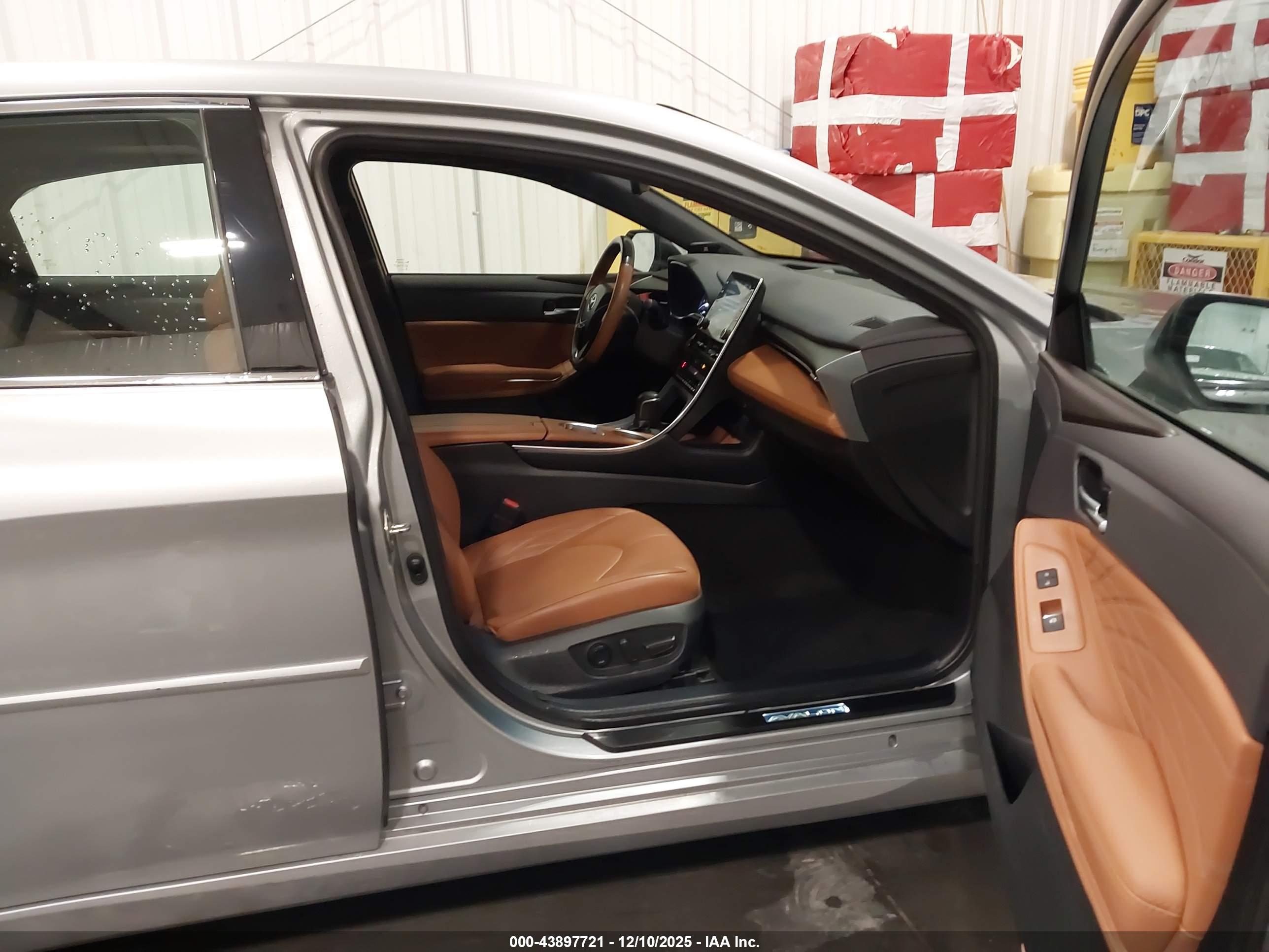 TOYOTA AVALON image 5
