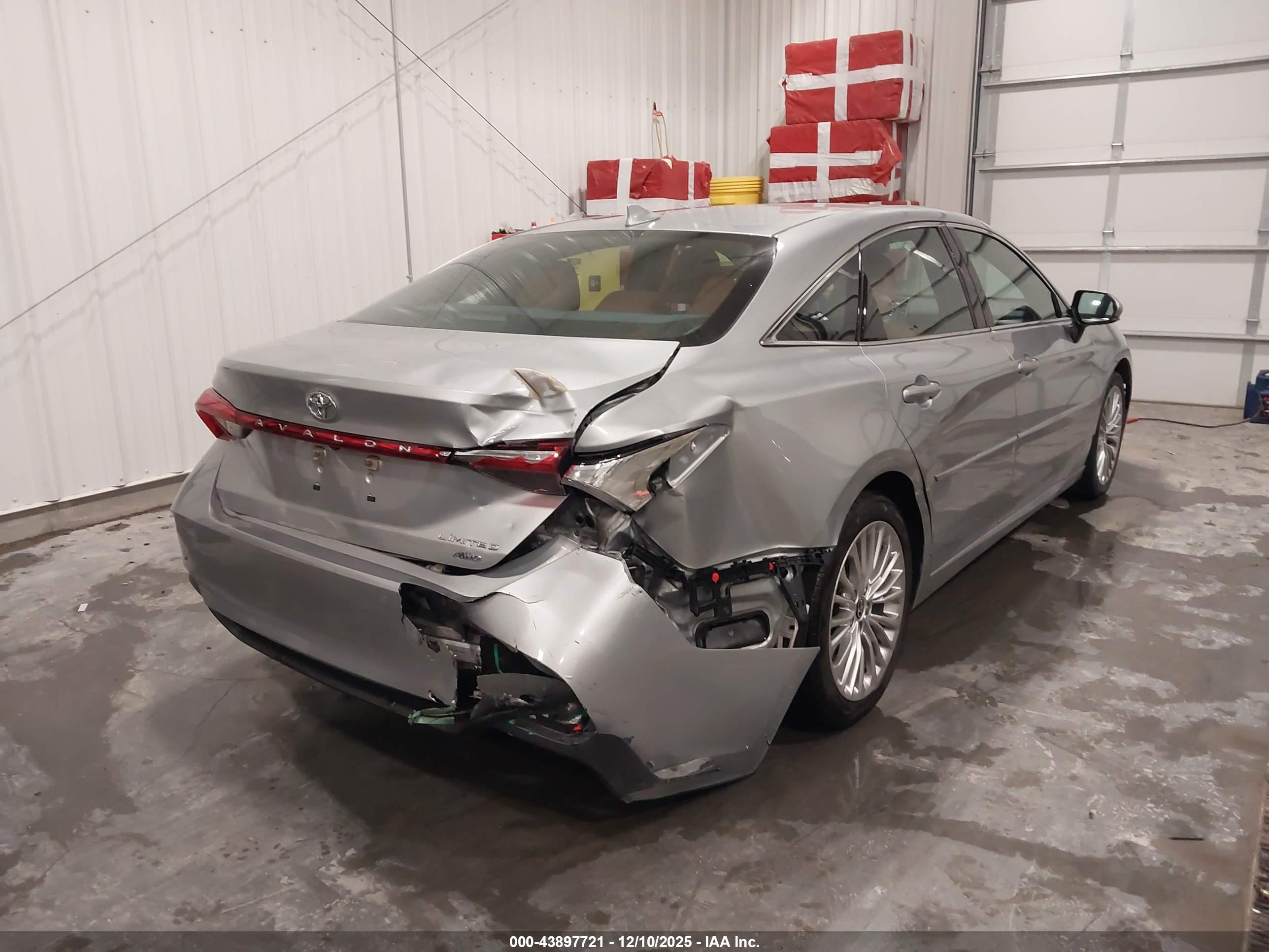 TOYOTA AVALON image 6